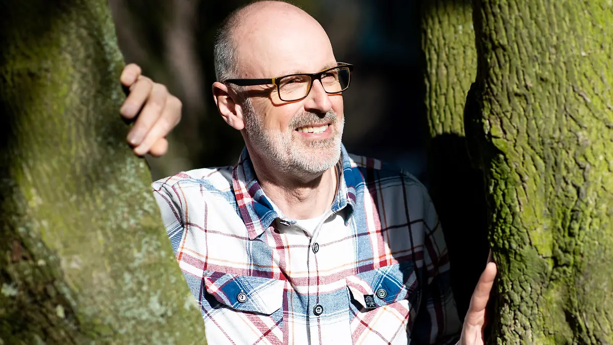 17.04.2019, Hamburg: Peter Wohlleben, Förster und Bestseller-Autor, steht nach einem Pressegespräch an einem Baum. Wohlleben hat gemeinsam mit "Geo" ein neues Naturmagazin aufgelegt. «Wohllebens Welt» will viermal im Jahr zu einer Führung durch die Natur einladen. Das neue Heft wird vom Hamburger Verlag Gruner + Jahr herausgebracht. Foto: Christian Charisius/dpa