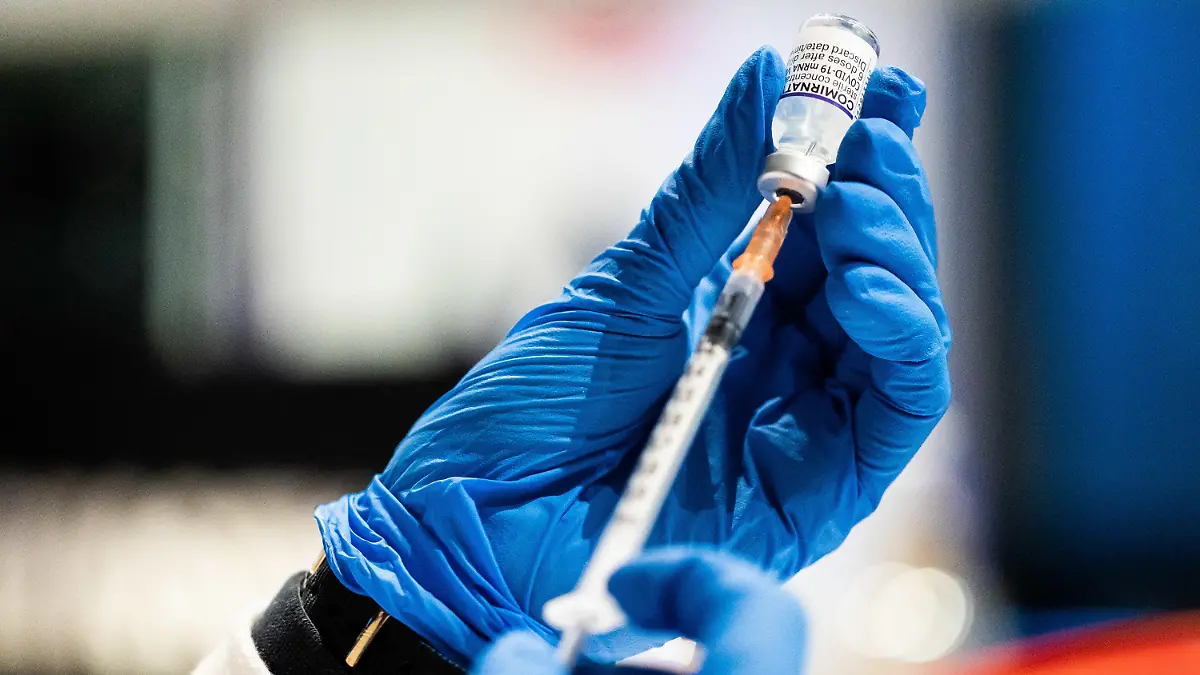 10.12.2021, Niedersachsen, Hannover: Eine Spritze wird mit dem Impfstoff Comirnaty der Firmen BioNtech und Pfizer aufgezogen. Im Konzertsaal des "Capitol" werden vom frühen Abend bis Mitternacht und das gesamte Wochenende Impfungen gegen das Corona-Virus angeboten. Foto: Michael Matthey/dpa +++ dpa-Bildfunk +++