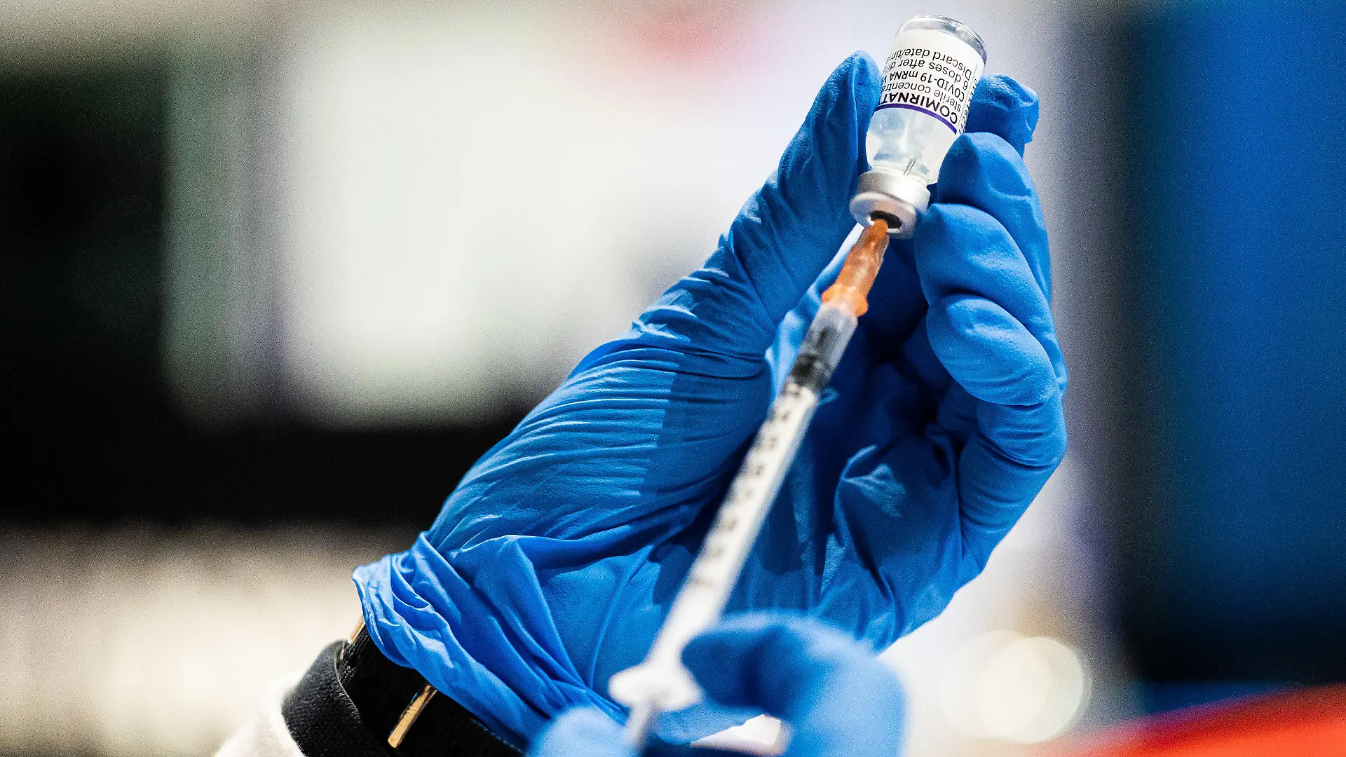 10.12.2021, Niedersachsen, Hannover: Eine Spritze wird mit dem Impfstoff Comirnaty der Firmen BioNtech und Pfizer aufgezogen. Im Konzertsaal des "Capitol" werden vom frühen Abend bis Mitternacht und das gesamte Wochenende Impfungen gegen das Corona-Virus angeboten. Foto: Michael Matthey/dpa +++ dpa-Bildfunk +++