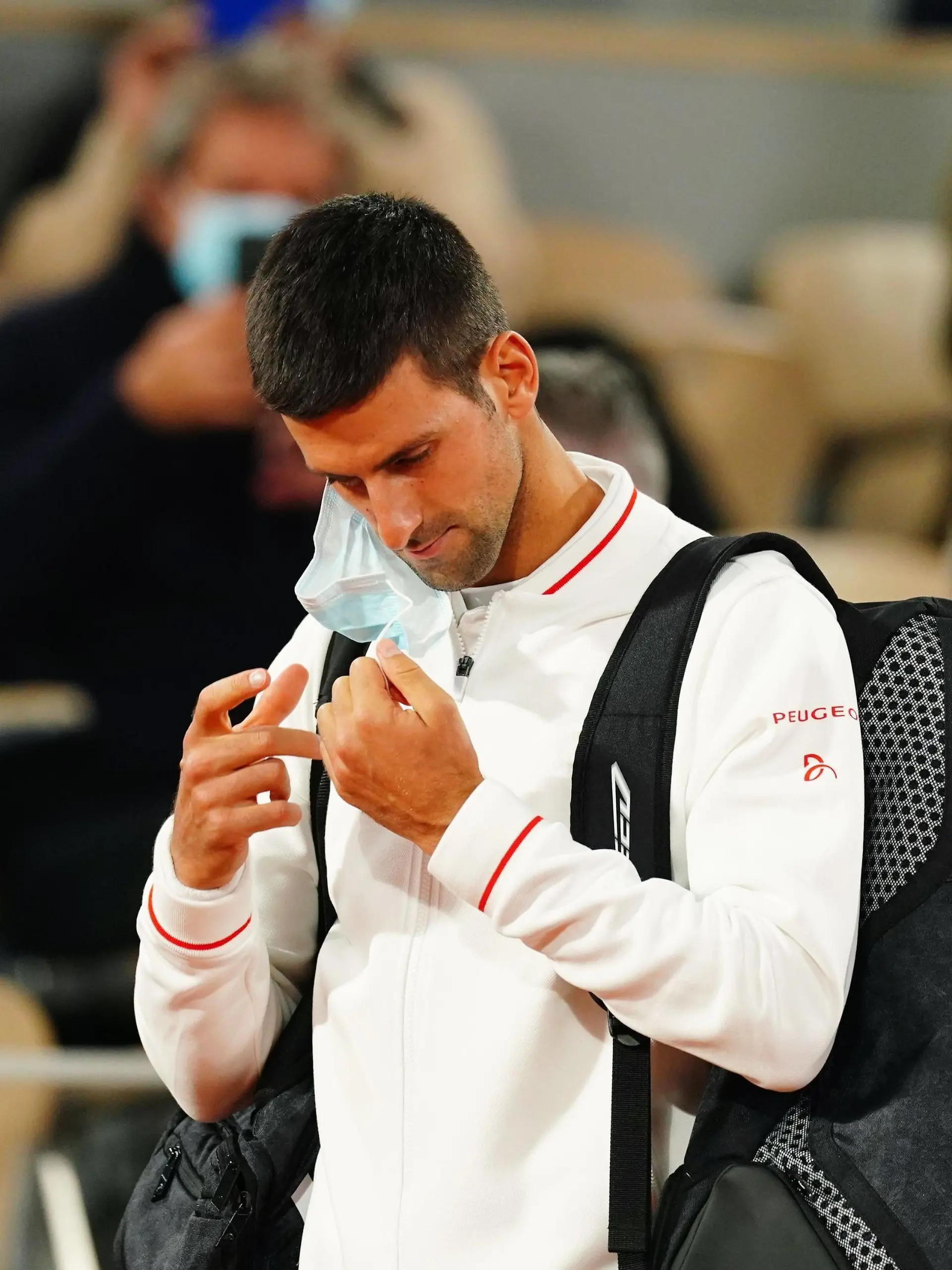  Mandatory Credit: Photo by Javier Garcia/BPI/Shutterstock 10793954er Novak Djokovic takes off his mask as he arrives for his Men s Singles first round match French Open Tennis, Day Three, Roland Garros, Paris, France - 29 Sep 2020 French Open Tennis, Day Three, Roland Garros, Paris, France - 29 Sep 2020 PUBLICATIONxINxGERxSUIxAUTXHUNxGRExMLTxCYPxROMxBULxUAExKSAxONLY Copyright: xJavierxGarcia/BPI/Shutterstockx 10793954er