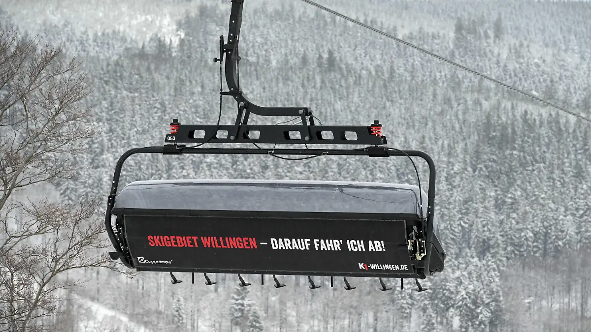 ARCHIV - 27.02.2020, Hessen, Willingen: «Skigebiet Willingen - Darauf fahr ich ab!» steht auf einem Sessel des «K1»-Sesselliftes. Er wurde vor etwas mehr als einem Jahr als Deutschlands modernste Sesselbahnanlage und Hessens längster Lift in Betrieb genommen. (zu dpa «Start der Wintersportsaison in Hessen noch ungewiss») Foto: Uwe Zucchi/dpa +++ dpa-Bildfunk +++