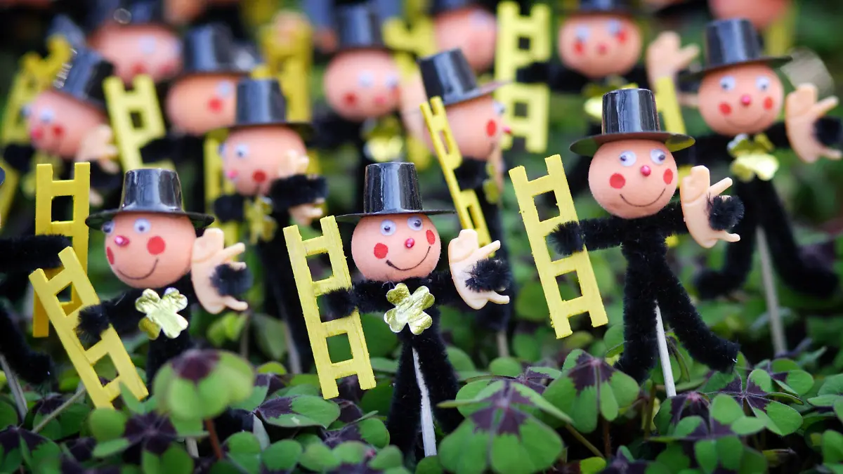 Gluecksbringer . Berlin , Deutschland . Lucky charm . Berlin , Germany . 08.01.2008 , Berlin DEU Deutschland PUBLICATIONxINxGERxSUIxAUTxONLY Copyright: xLiesaxJohannssenx
Gluecksbringer Berlin Germany Lucky Charm Berlin Germany 08 01 2008 Berlin DEU Germany PUBLICATIONxINxGERxSUIxAUTxONLY Copyright xLiesaxJohannssenx