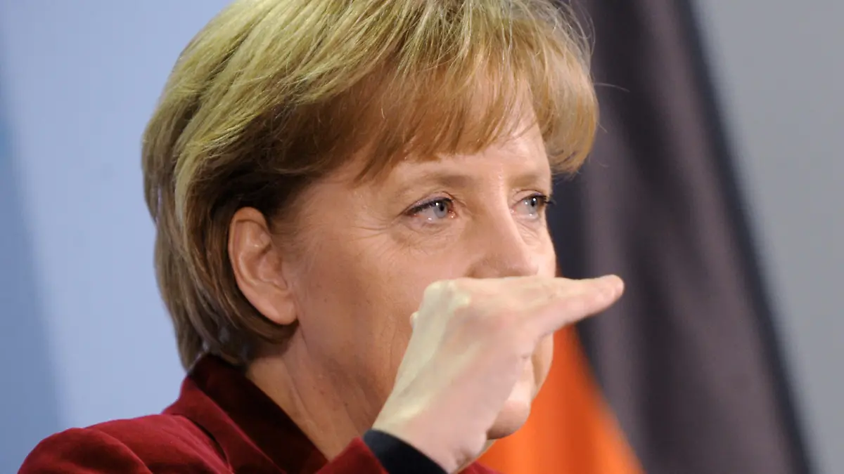 ARCHIV - 14.03.2011, Berlin: Bundeskanzlerin Angela Merkel (CDU) gibt im Kanzleramt bekannt, dass die Verlängerung der Laufzeiten für die Atomkraftwerke ausgesetzt wird. Als Folge der Atomkraft-Katastrophe in Japan will die Bundesregierung die verlängerten Laufzeit der deutschen Kernkraftwerke überprüfen. (zu dpa Themenpaket zum Ende der Ära Merkel nach der Bundestagswahl) Foto: picture alliance / dpa +++ dpa-Bildfunk +++