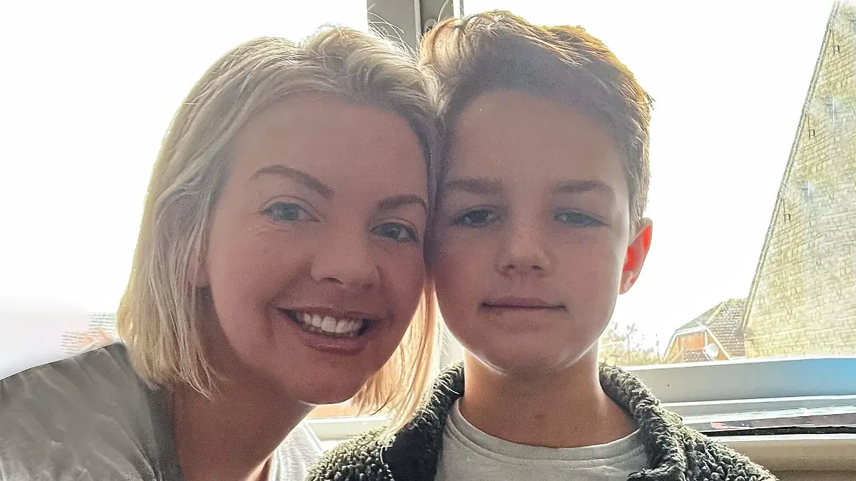 Zac mit seiner Mutter Angela.