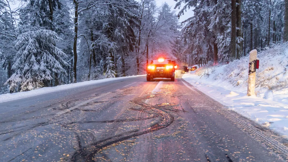 Verkehrsbehinderungen im Taunus Nach Schneefällen am Nachmittag kam es im Taunus durch erhebliche Eisglätte zu Verkehrsbehinderungen und Stau. Achtung: Kennzeichen wurde verpixelt, Schmitten Hessen Deutschland *** Traffic obstructions in the Taunus After snowfalls in the afternoon, there were traffic obstructions and traffic jams in the Taunus due to considerable icy conditions Attention license plate was pixelated , Schmitten Hesse Germany