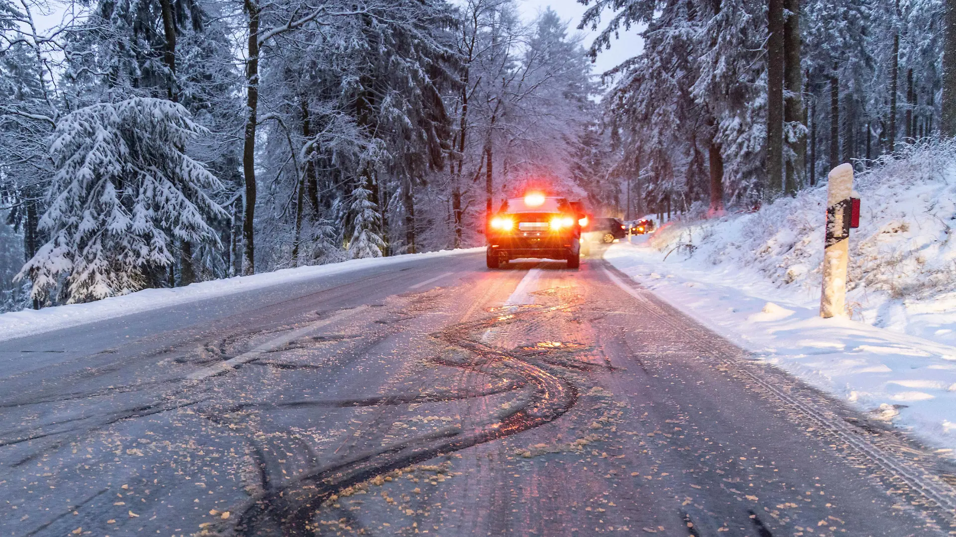 Verkehrsbehinderungen im Taunus Nach Schneefällen am Nachmittag kam es im Taunus durch erhebliche Eisglätte zu Verkehrsbehinderungen und Stau. Achtung: Kennzeichen wurde verpixelt, Schmitten Hessen Deutschland *** Traffic obstructions in the Taunus After snowfalls in the afternoon, there were traffic obstructions and traffic jams in the Taunus due to considerable icy conditions Attention license plate was pixelated , Schmitten Hesse Germany 