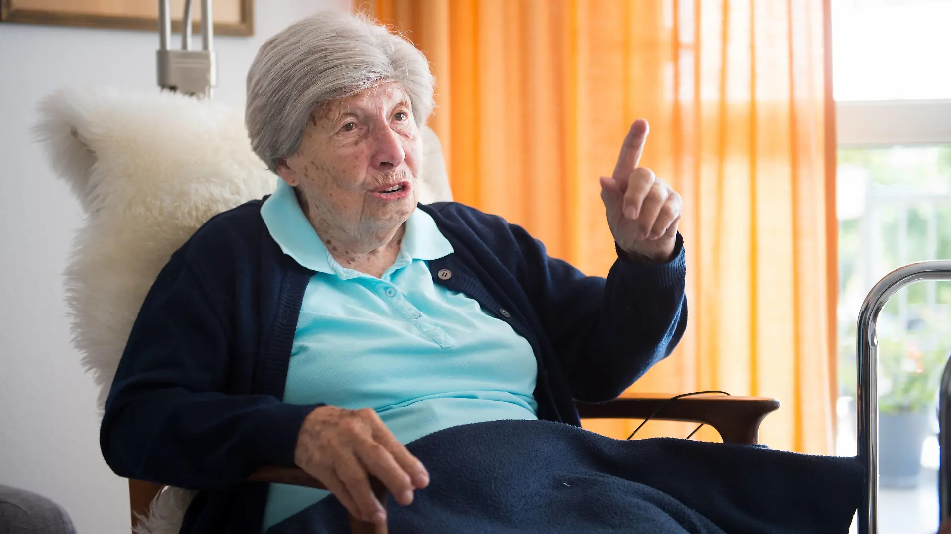 Besuch bei Trude Simonsohn 13.07.2018 Frankfurt x1x Henry und Emma Budge-Stiftung, Wilhelmshöher Straße 279 - Besuch bei Trude Simonsohn 97 sitzt in ihrer Wohnung. Frankfurt Frankfurt Hessen Germany *** Visit to Trude Simonsohn 13 07 2018 Frankfurt x1x Henry and Emma Budge Foundation, Wilhelmshöher Straße 279 Visit to Trude Simonsohn 97 sits in her apartment Frankfurt Frankfurt Hessen Germany