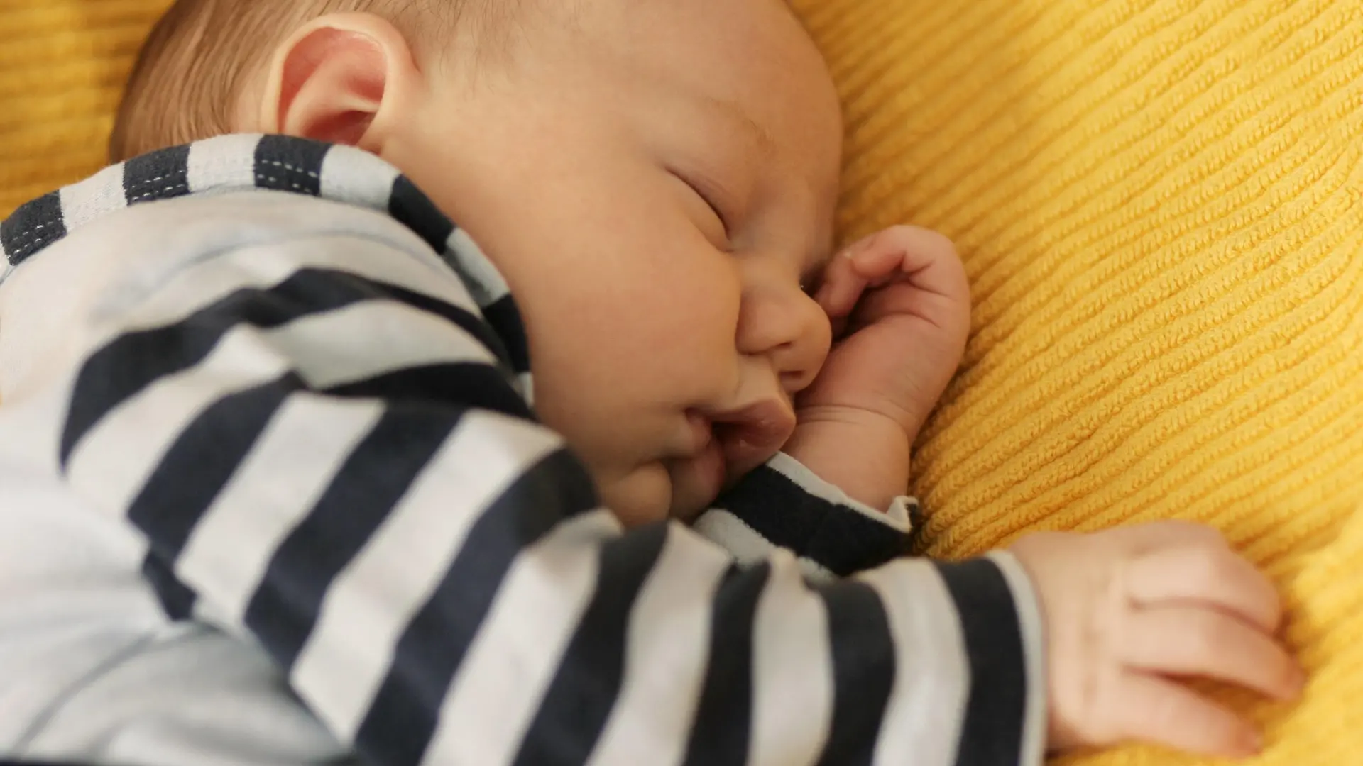 Baby schlaeft zufrieden | content baby