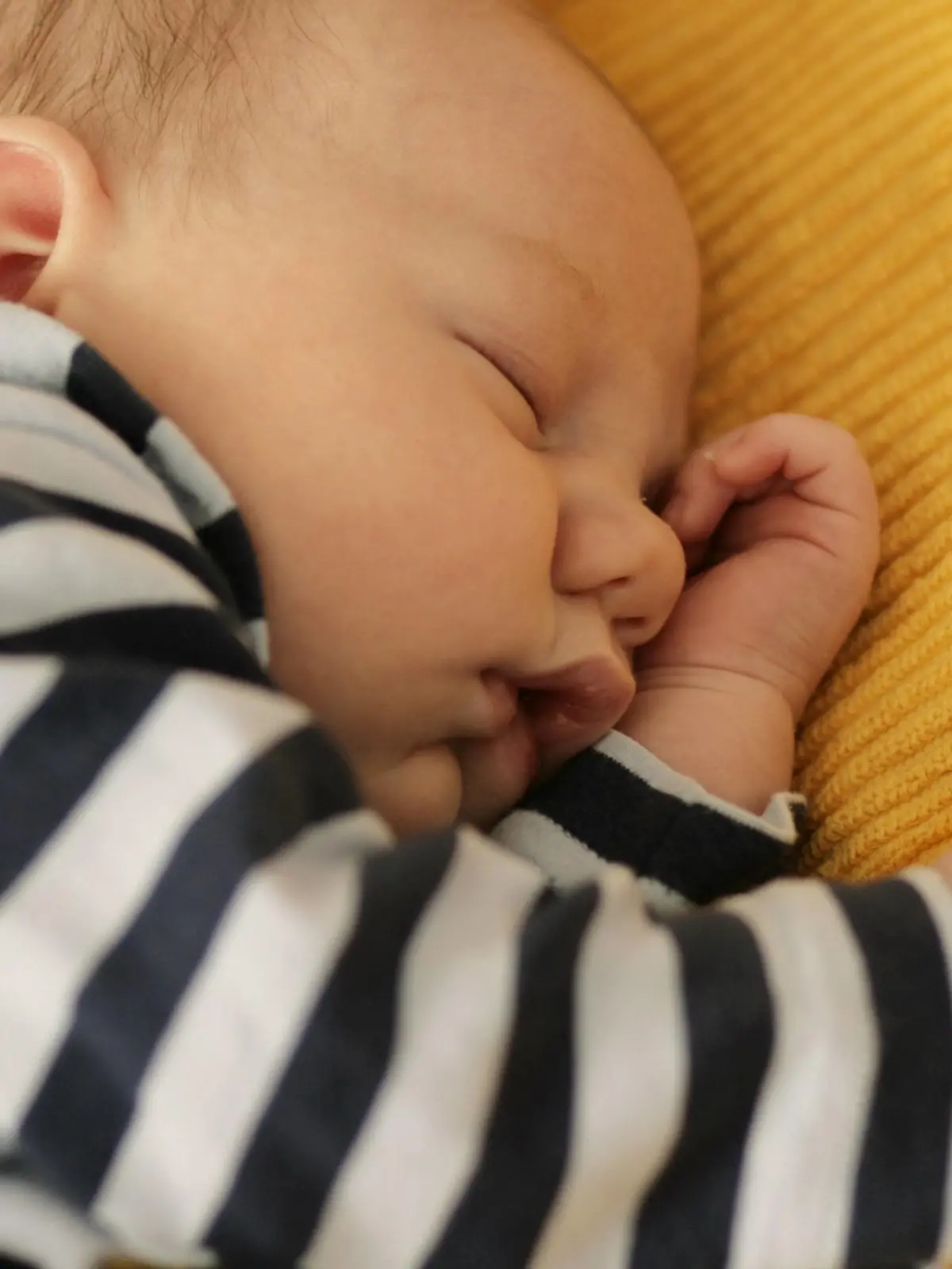 Baby schlaeft zufrieden | content baby