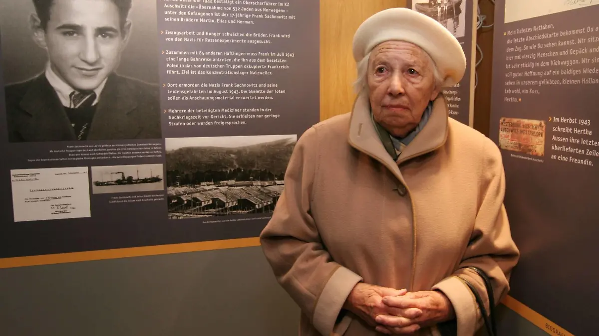  Trude Simonsohn hat während der NS-Zeit Deportationen nach Theresienstadt und Auschwitz miterlebt. Die Zeitzeugin sprach zur Eröffnung der Ausstellung Zug der Erinnerung , am Donnerstag 08.11.07, auf dem Frankfurter Hauptbahnhof. Die mobile Ausstellung, die in zwei Waggons das Schicksal von mehr als 12.000 deportierten Kindern und Jugendlichen von Juden, Roma und Sinti und anderer Opfergruppen nachzeichnet, werde in den kommenden Monaten mehr als 40 deutsche Bahnhöfe anfahren und dort jeweils für einige Tage zu sehen sein, sagte Vorstandsmitglied Hans-Rüdiger Minow vom Verein Zug der Erinnerung . Siehe epd-Bericht vom 08.11.07 DER ABDRUCK DES EPD-FOTOS IST HONORARPFLICHTIG Ausstellung Zug der Erinnerung zeigt das Schicksal deportierter Kinder und Jugendlicher in der NS-Zeit 240847