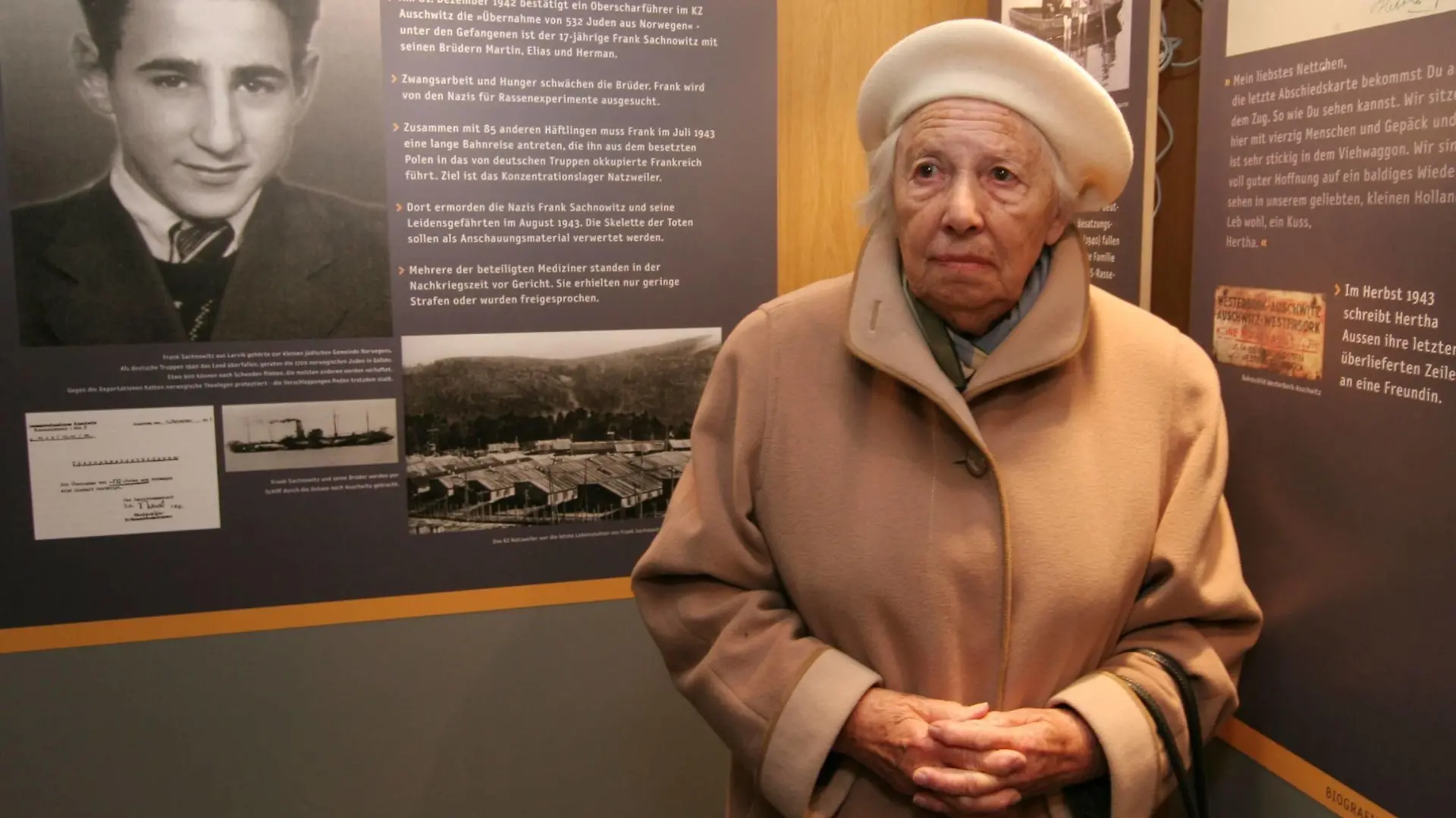 Trude Simonsohn hat während der NS-Zeit Deportationen nach Theresienstadt und Auschwitz miterlebt. Die Zeitzeugin sprach zur Eröffnung der Ausstellung Zug der Erinnerung , am Donnerstag 08.11.07, auf dem Frankfurter Hauptbahnhof. Die mobile Ausstellung, die in zwei Waggons das Schicksal von mehr als 12.000 deportierten Kindern und Jugendlichen von Juden, Roma und Sinti und anderer Opfergruppen nachzeichnet, werde in den kommenden Monaten mehr als 40 deutsche Bahnhöfe anfahren und dort jeweils für einige Tage zu sehen sein, sagte Vorstandsmitglied Hans-Rüdiger Minow vom Verein Zug der Erinnerung . Siehe epd-Bericht vom 08.11.07 DER ABDRUCK DES EPD-FOTOS IST HONORARPFLICHTIG Ausstellung Zug der Erinnerung zeigt das Schicksal deportierter Kinder und Jugendlicher in der NS-Zeit 240847