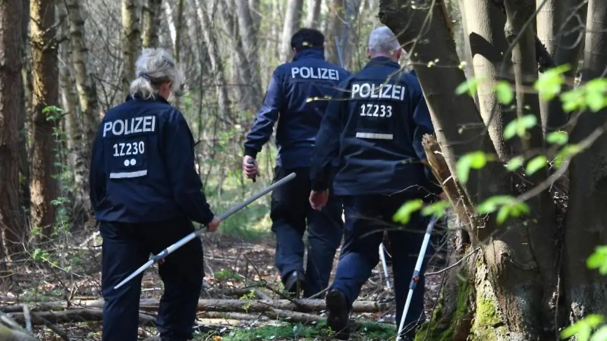 Polizeibeamte durchsuchen ein Waldgebiet