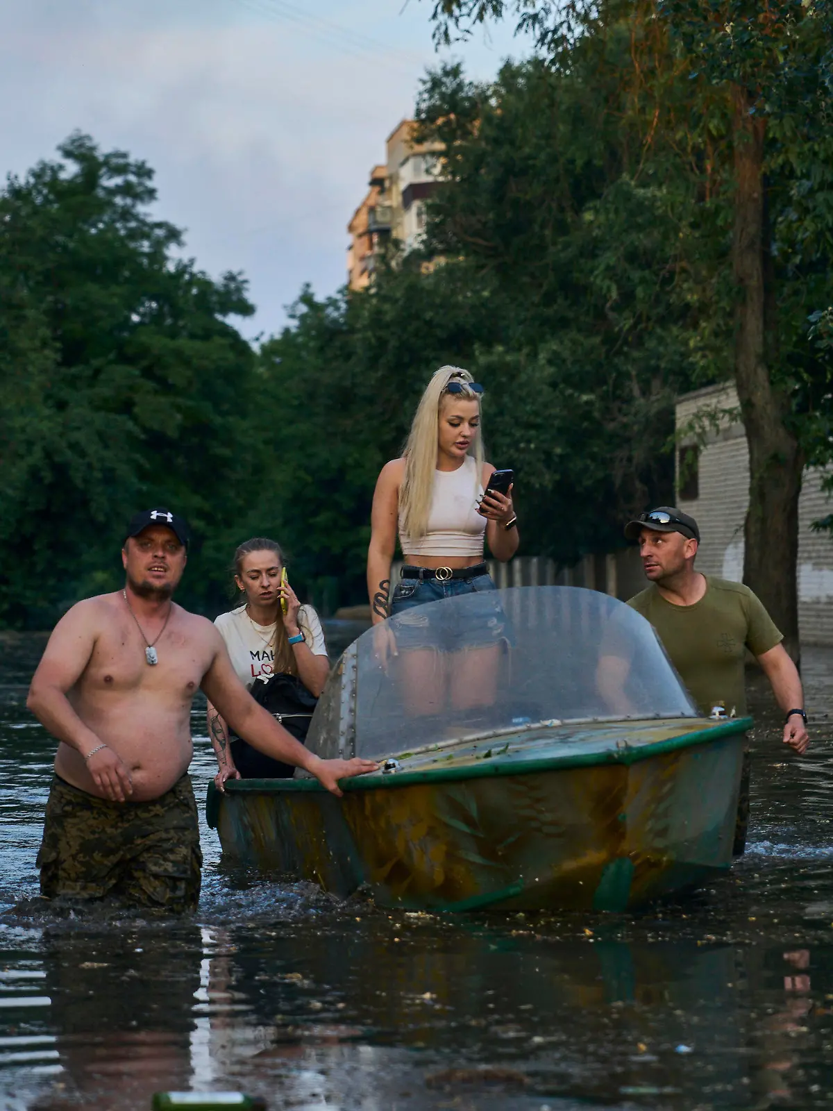 dpatopbilder - 06.06.2023, Ukraine, Cherson: Rettungskräfte transportieren Bewohner mit Booten, die aus einem überfluteten Viertel in Cherson evakuiert werden sollen. Der russische Angriffskrieg gegen die Ukraine ist durch die Sprengung des wichtigen Kachowka-Staudamms gefährlich eskaliert - mit noch unabsehbaren humanitären, ökologischen und militärischen Folgen. Foto: Libkos/AP/dpa +++ dpa-Bildfunk +++