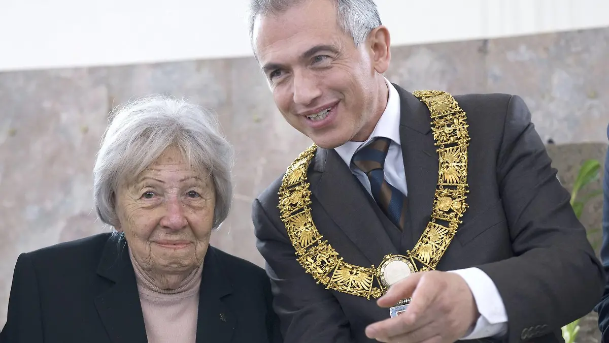 Themen der Woche Bilder des Tages Der Auschwitz-Ueberlebenden Trude Simonsohn 95 wurde am Sonntag 16.10.16 vom Frankfurter Oberbuergermeister Peter Feldmann SPD in Frankfurt als erster Frau die Ehrenbuergerwuerde auf Lebenszeit der Stadt Frankfurt am Main verliehen Foto bei der Feirstunde in der Paulskirche. Seit Jahrzehnten berichtet sie in Schulen und auf Buehnen ueber ihre Erlebnisse in der NS-Zeit und die Ermordung der Eltern in Buchenwald und Auschwitz. Der Sozialistin und Zionistin gelang es, nicht in Duesternis zu versinken. Siehe epd-Bericht vom 16.10.16 KZ-Zeitzeugin Trude Simonsohn wird Frankfurter Ehrenbuergerin Copyright: epd-bild/HeikexLyding
