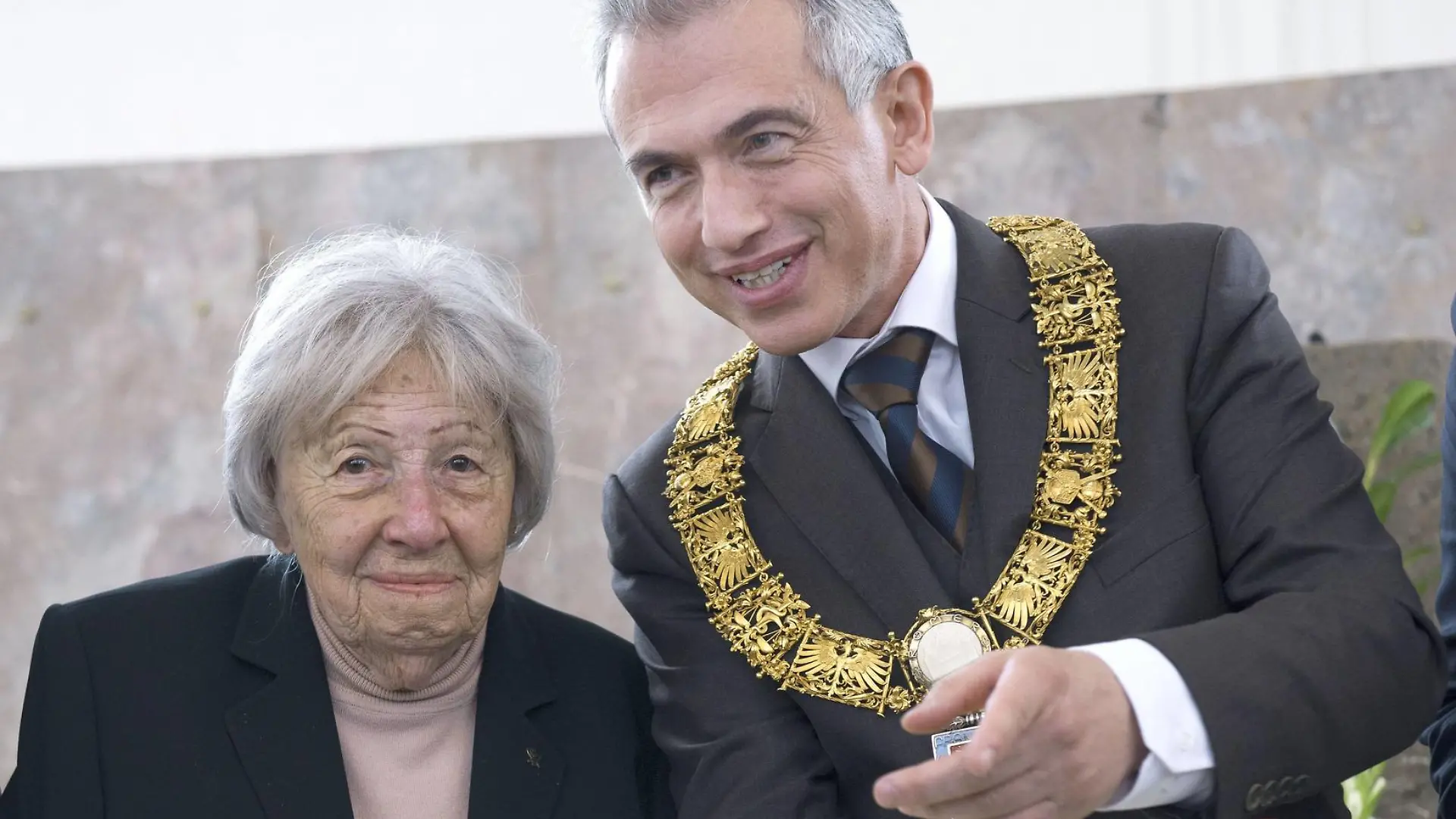 Themen der Woche Bilder des Tages Der Auschwitz-Ueberlebenden Trude Simonsohn 95 wurde am Sonntag 16.10.16 vom Frankfurter Oberbuergermeister Peter Feldmann SPD in Frankfurt als erster Frau die Ehrenbuergerwuerde auf Lebenszeit der Stadt Frankfurt am Main verliehen Foto bei der Feirstunde in der Paulskirche. Seit Jahrzehnten berichtet sie in Schulen und auf Buehnen ueber ihre Erlebnisse in der NS-Zeit und die Ermordung der Eltern in Buchenwald und Auschwitz. Der Sozialistin und Zionistin gelang es, nicht in Duesternis zu versinken. Siehe epd-Bericht vom 16.10.16 KZ-Zeitzeugin Trude Simonsohn wird Frankfurter Ehrenbuergerin Copyright: epd-bild/HeikexLyding