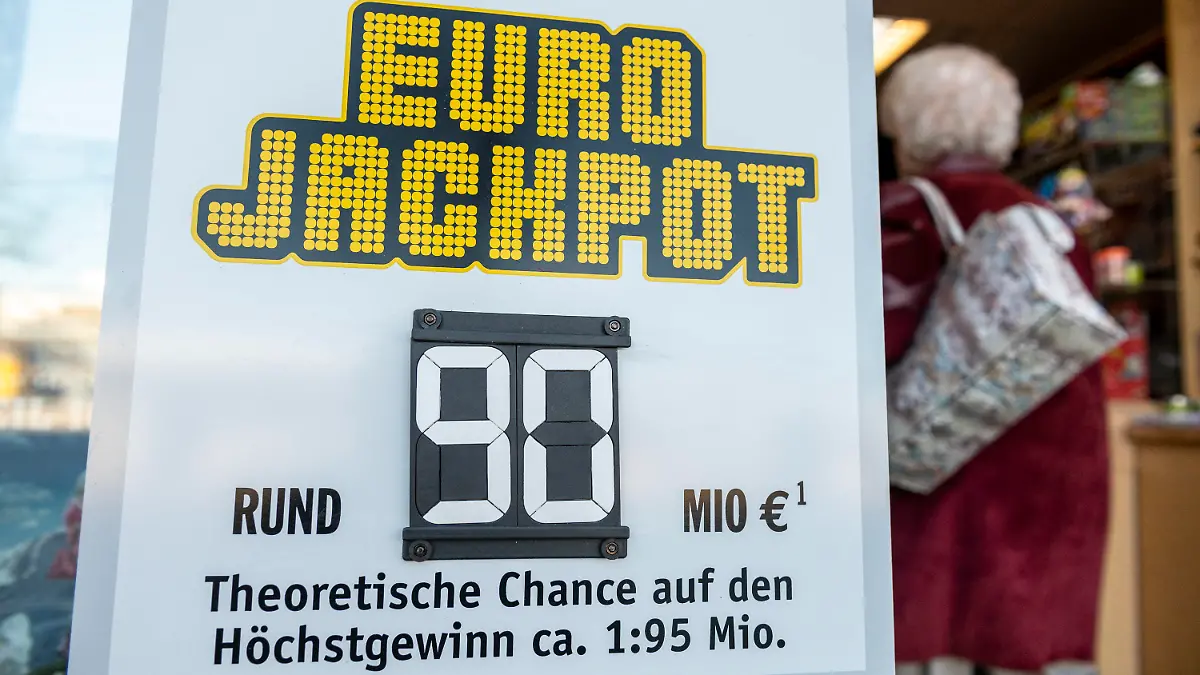 ILLUSTRATION - 06.02.2020, Baden-Württemberg, Freiburg: Auf einer Tafel vor einer Lotto-Annahmestelle wird auf die 90 Millionen Gewinnsumme im Eurojackpot hinwiesen. Zum zehnten Mal in seiner Geschichte hat der Eurojackpot seine maximale Gewinnhöhe erreicht. Am 07.02.2020 werden in Helsinki die Gewinnzahlen für diese europäische Lotterie gezogen, an der sich 18 Länder beteiligen. Foto: Patrick Seeger/dpa +++ dpa-Bildfunk +++