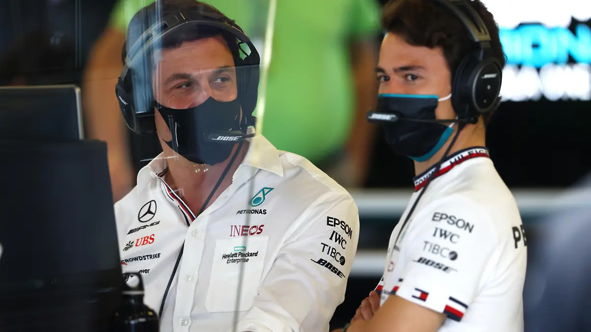 ABU DHABI, UNITED ARAB EMIRATES - DECEMBER 10: Mercedes GP Executive Director Toto Wolff and Nyck de Vries of Netherlands and Mercedes GP talk in the garage during practice ahead of the F1 Grand Prix of Abu Dhabi at Yas Marina Circuit on December 10, 2021 in Abu Dhabi, United Arab Emirates. (Photo by Clive Rose/Getty Images)