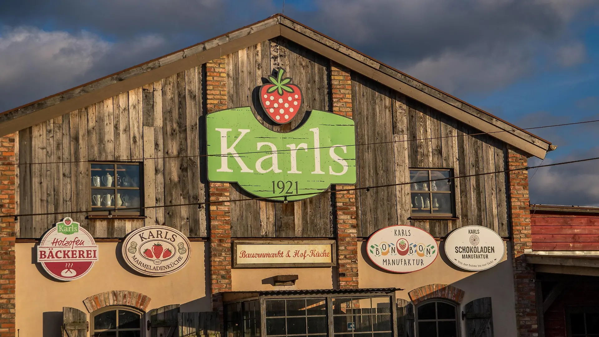 Karls Erdbeerdorf in Koserow. Unter dem Namen Karls Erlebnis-Dorf (oder Karls Erlebnishof bzw. Karls Erdbeerhof) betreibt das Unternehmen Karls Markt OHG derzeit fünf landwirtschaftlich thematisierte Freizeitparks in Mecklenburg-Vorpommern, Schleswig-Holstein und Brandenburg. Zum Unternehmen gehören außerdem noch das Barbycafe in Loburg und Karls Pier 7 in Warnemünde. Eigentümer ist die Familie Dahl. Weitere Dörfer sind in Zirkow, Rövershagen, Elstal, Warnsdorf *** Karls Erdbeerdorf in Koserow Under the name Karls Erlebnis Dorf or Karls Erlebnishof or Karls Erdbeerhof, Karls Markt OHG currently operates five agriculturally themed amusement parks in Mecklenburg Vorpommern Schleswig Holstein and Brandenburg The company also owns the Barbycafe in Loburg and Karls Pier 7 in Warnemünde is the Dahl family Other villages are in Zirkow R