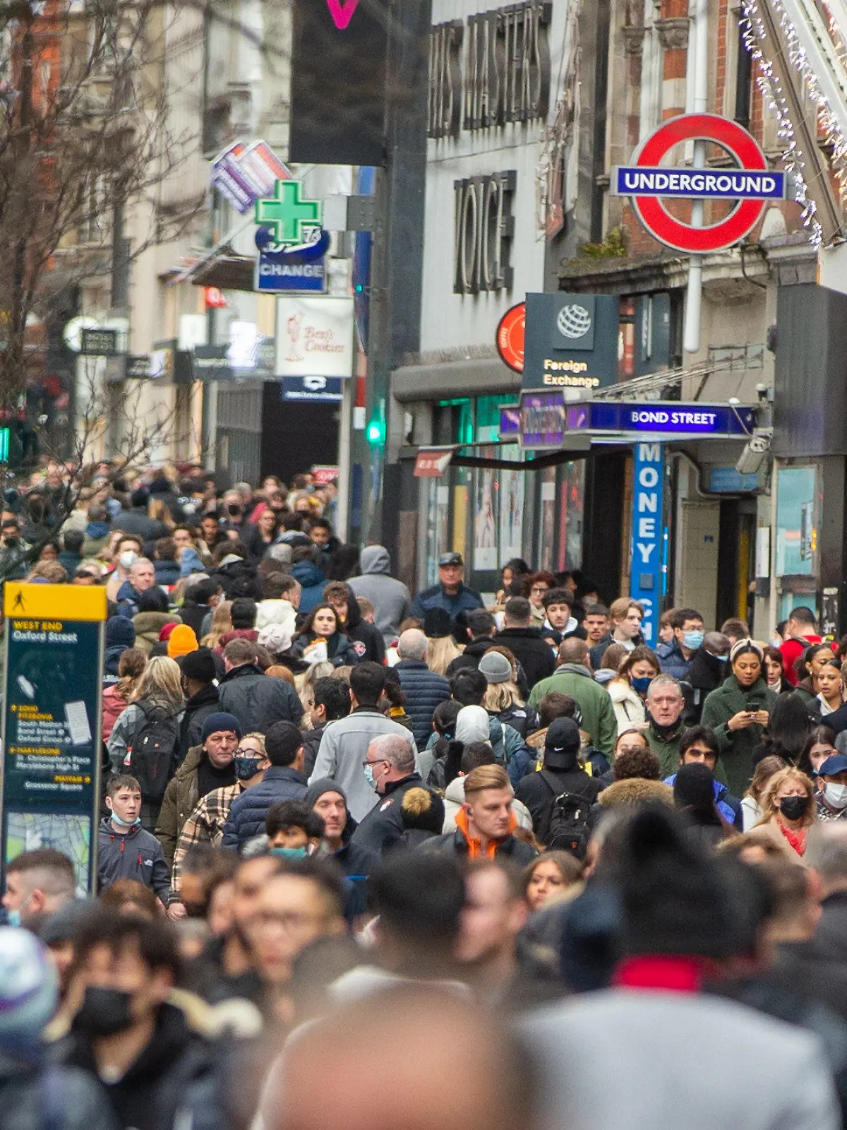 28.12.2021, Großbritannien, London: Menschen laufen durch das Londoner West End.  Trotz täglicher Neuinfektionen in Rekordhöhe über die Weihnachtstage will die britische Regierung vorerst keine strengeren Corona-Regeln im größten Landesteil England einführen. Foto: Tayfun Salci/ZUMA Press Wire/dpa +++ dpa-Bildfunk +++