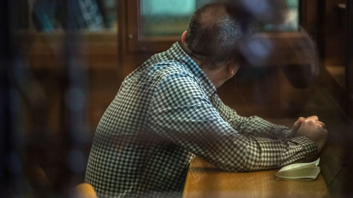 31.07.2019, Berlin: Der Angeklagte sitzt vor Beginn der Verhandlung in einem Gerichtssaal. Dem 44-jährigen Mann wird zur Last gelegt, die damals 14-jährige Georgine Krüger vergewaltigt und erwürgt zu haben. Ihre Leiche wurde nie gefunden. Foto: Paul Zinken/dpa +++ dpa-Bildfunk +++