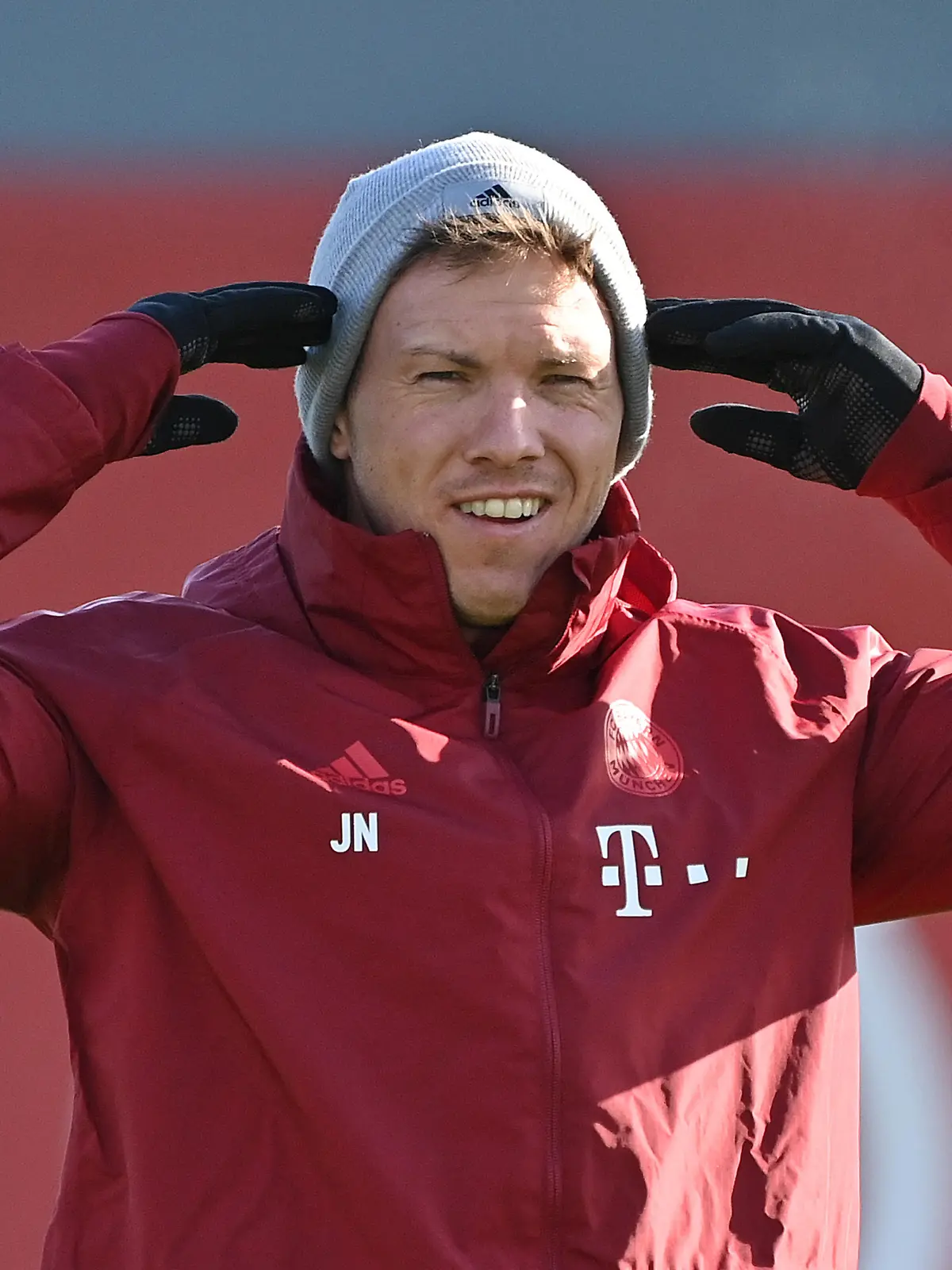 Vorschau zum Bundesliga Spiel FC Bayern Muenchen-Borussia Moenchengladbach nach Winterpause. Archivfoto; Trainer Julian NAGELSMANN (Bayern Muenchen), greift mit beiden Haenden an die Schlaefen,Gestik, Einzelbild,angeschnittenes Einzelmotiv, Halbfigur,halbe Figur. Fussball Champions League/ FC Bayern Muenchen - FC Barcelona ,Abschlusstraining am 07.12.2021