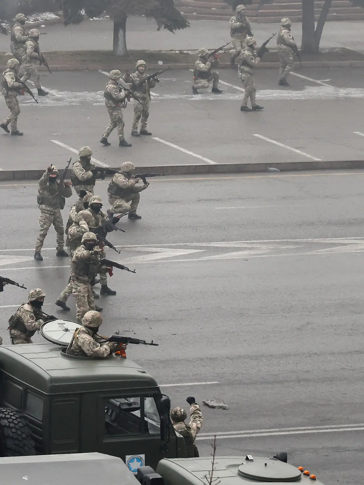 06.01.2022, Kasachstan, Almaty: Das Bild der russischen Staatsagentur Tass zeigt Sicherheitskräfte die bei einer sogenannten Antiterroroperation eingesetzt sind, um Massenunruhen zu beenden. Die Proteste wurden am 2. Januar durch steigende Kraftstoffpreise in den Städten Zhanaozen und Aktau im Westen Kasachstans ausgelöst und breiteten sich rasch über das ganze Land aus. Foto: Valery Sharifulin/TASS/dpa +++ dpa-Bildfunk +++