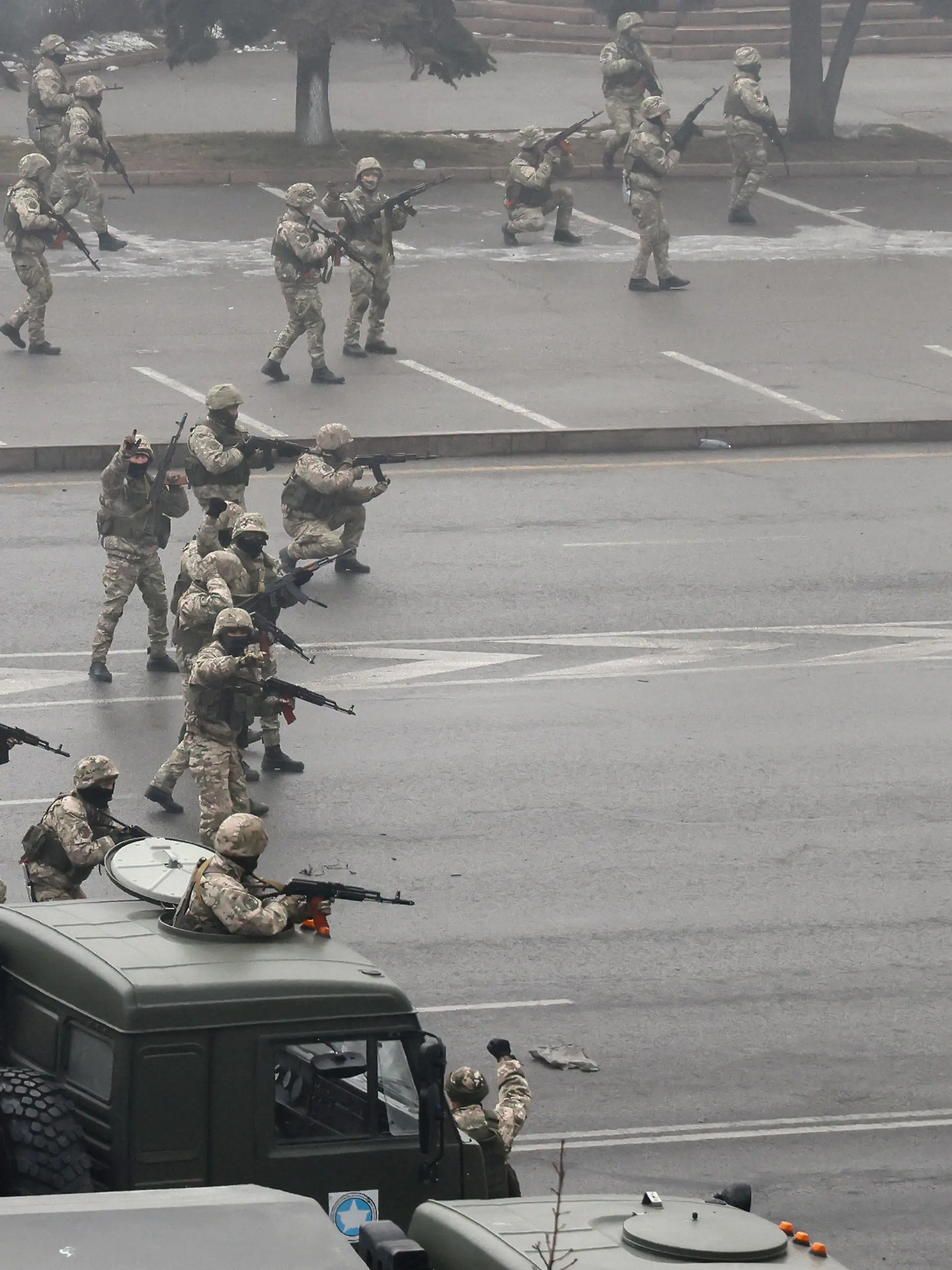 06.01.2022, Kasachstan, Almaty: Das Bild der russischen Staatsagentur Tass zeigt Sicherheitskräfte die bei einer sogenannten Antiterroroperation eingesetzt sind, um Massenunruhen zu beenden. Die Proteste wurden am 2. Januar durch steigende Kraftstoffpreise in den Städten Zhanaozen und Aktau im Westen Kasachstans ausgelöst und breiteten sich rasch über das ganze Land aus. Foto: Valery Sharifulin/TASS/dpa +++ dpa-Bildfunk +++