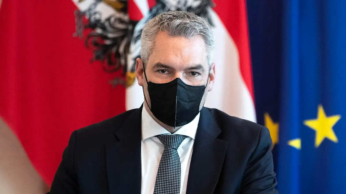 Austrian Chancellor Karl Nehammer takes part in a discussion of the federal government in Vienna, Austria, Thursday, Jan. 6, 2022 on the upcoming COVID-19 crisis coordination. (AP Photo/Lisa Leutner)
