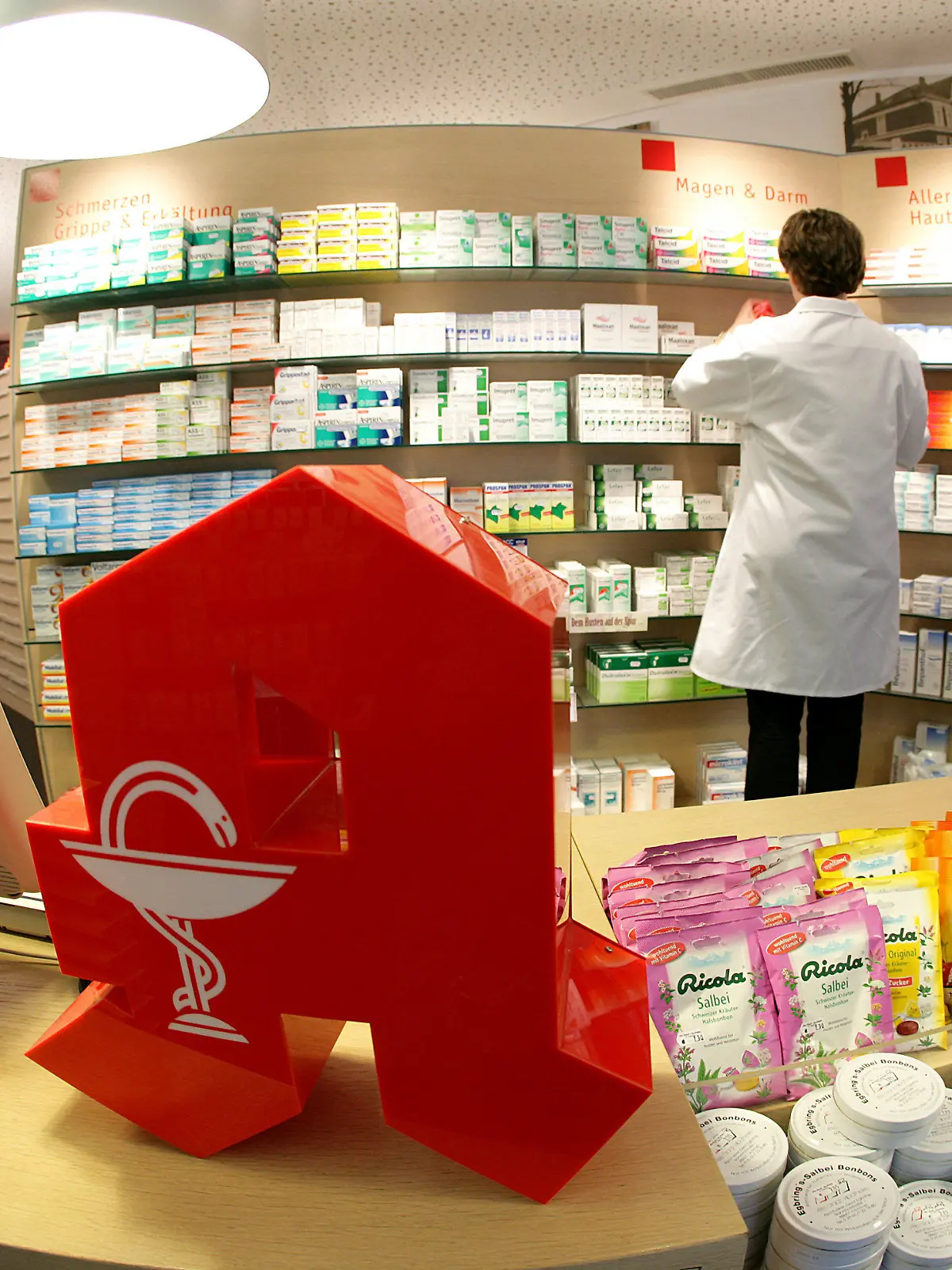 ARCHIV - ILLUSTRATION - Blick in eine Apotheke in Ochtrup (Archivfoto vom 01.03.2008). Die Arzneimittelausgaben der gesetzlichen Krankenkassen sind im vergangenen Jahr trotz aller Sparmaßnahmen um 5,9 Prozent auf 27,3 Milliarden Euro gestiegen. Den Anstieg hätten vor allem neue, patentgeschützte Arzneimittel verursacht, berichtete die Bundesvereinigung Deutscher Apothekerverbände am Mittwoch (03.02.2010) in Berlin. Foto: Rolf Vennenbernd (zu dpa 4344 vom 03.02.2010)  +++(c) dpa - Bildfunk+++