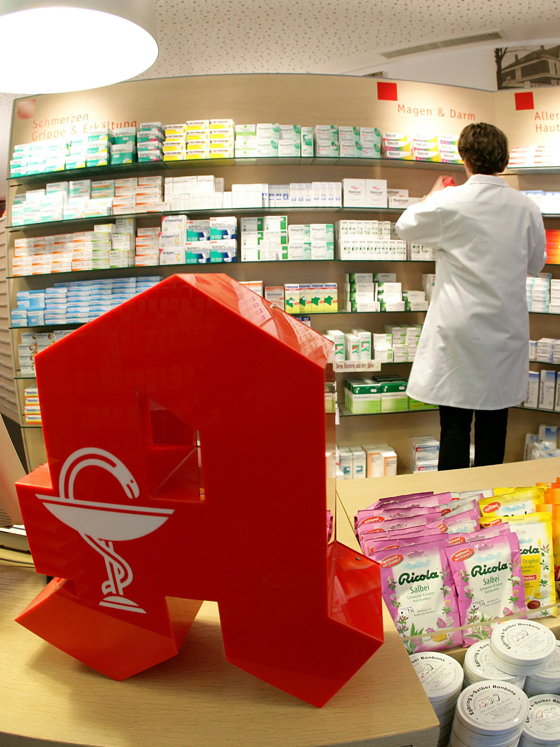 ARCHIV - ILLUSTRATION - Blick in eine Apotheke in Ochtrup (Archivfoto vom 01.03.2008). Die Arzneimittelausgaben der gesetzlichen Krankenkassen sind im vergangenen Jahr trotz aller Sparmaßnahmen um 5,9 Prozent auf 27,3 Milliarden Euro gestiegen. Den Anstieg hätten vor allem neue, patentgeschützte Arzneimittel verursacht, berichtete die Bundesvereinigung Deutscher Apothekerverbände am Mittwoch (03.02.2010) in Berlin. Foto: Rolf Vennenbernd (zu dpa 4344 vom 03.02.2010)  +++(c) dpa - Bildfunk+++