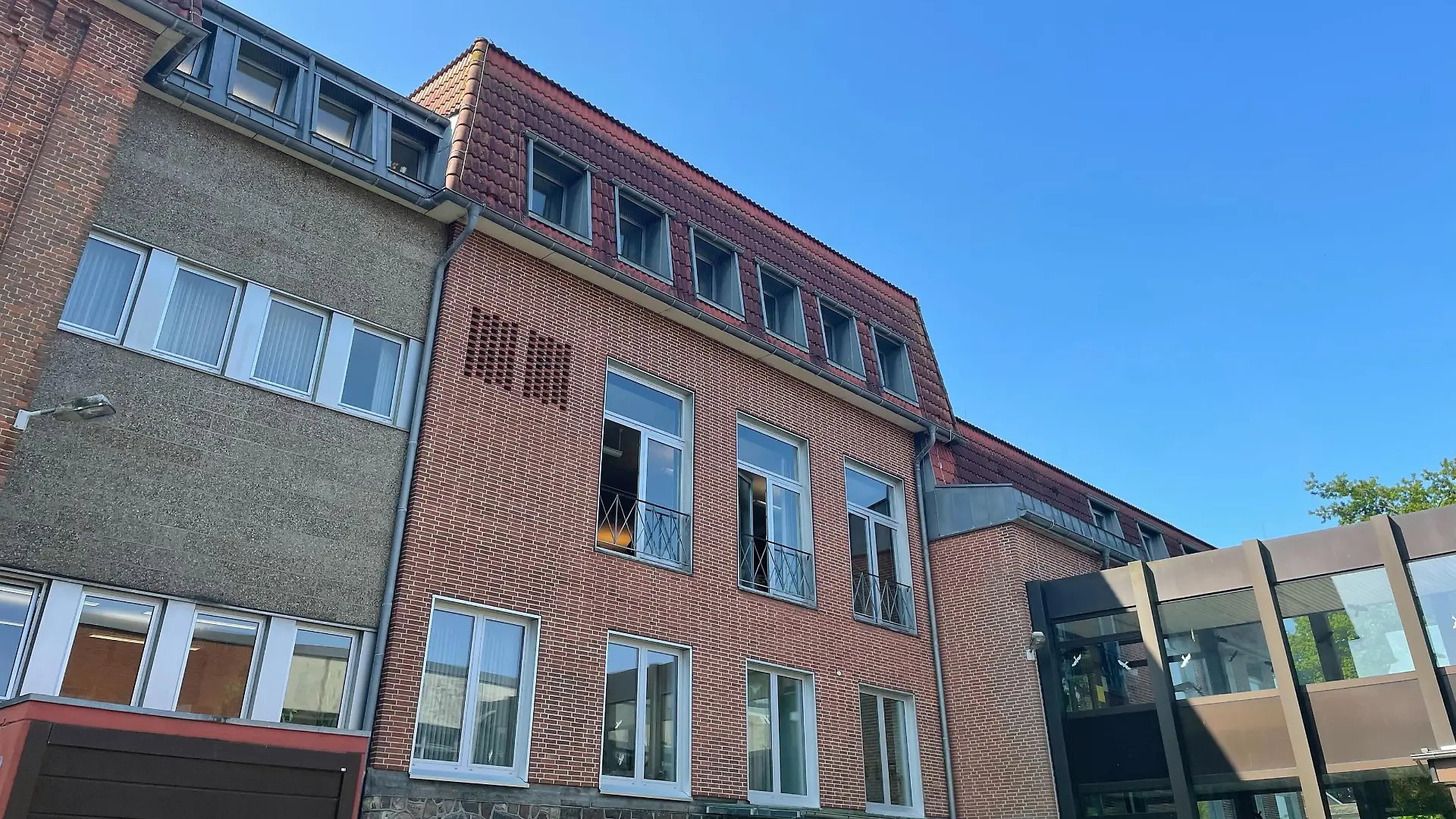 Hinter diesen geöffneten Fenstern findet am Jugendschöffengericht in Meldorf die Verhandlung statt.