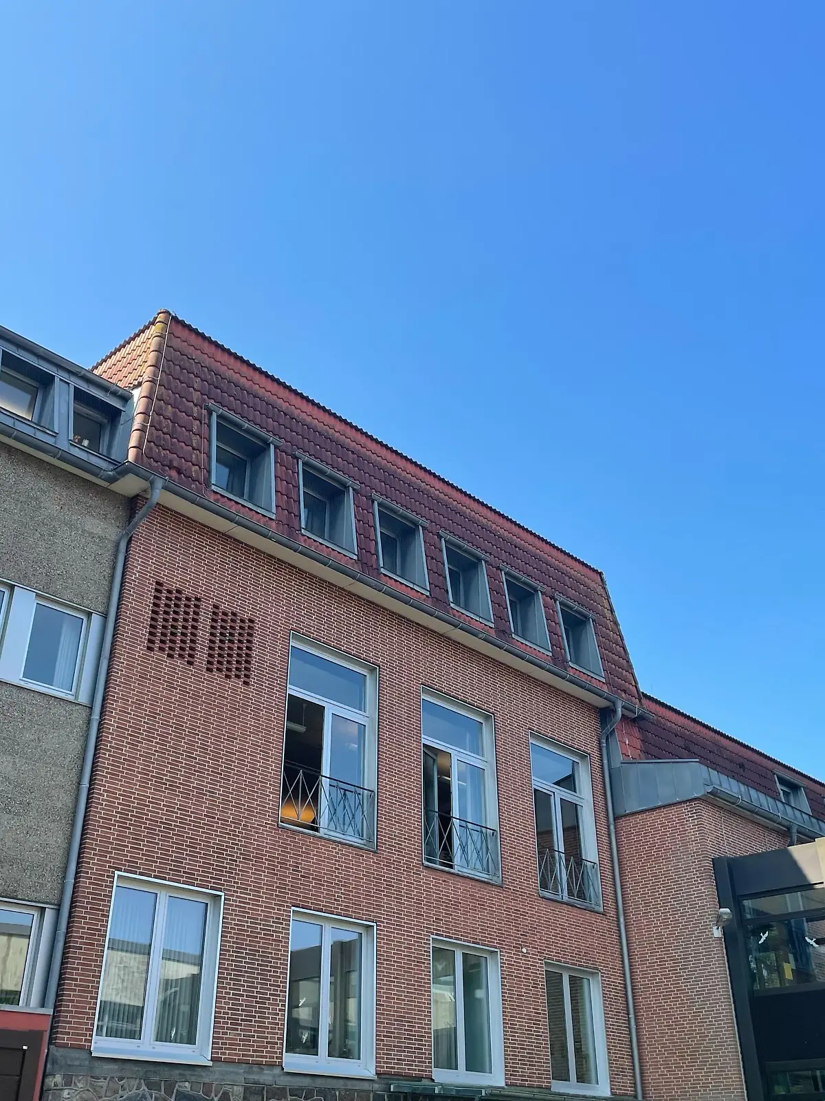 Hinter diesen geöffneten Fenstern findet am Jugendschöffengericht in Meldorf die Verhandlung statt.