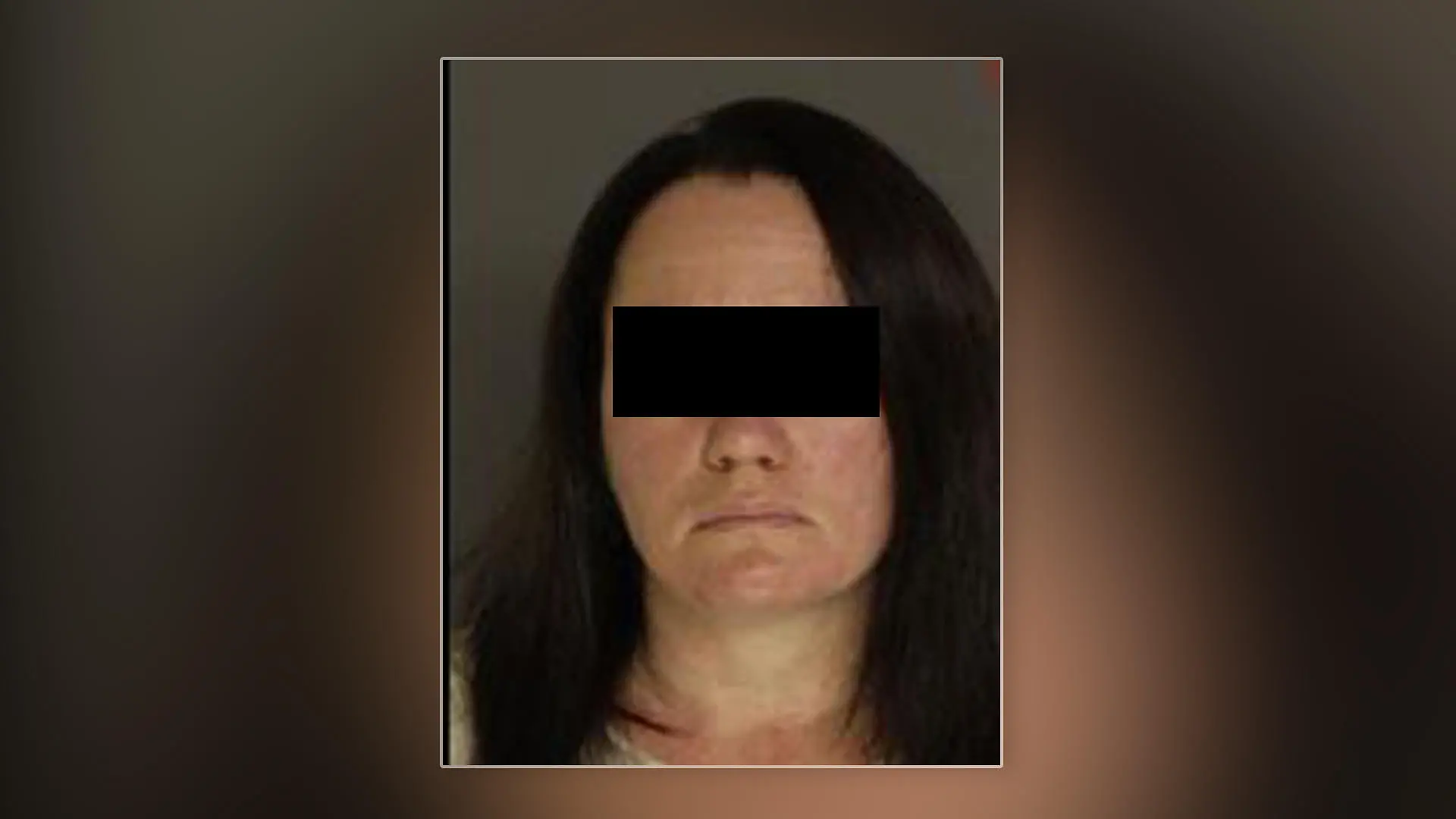 Mugshot einer Frau mit braunem Haar