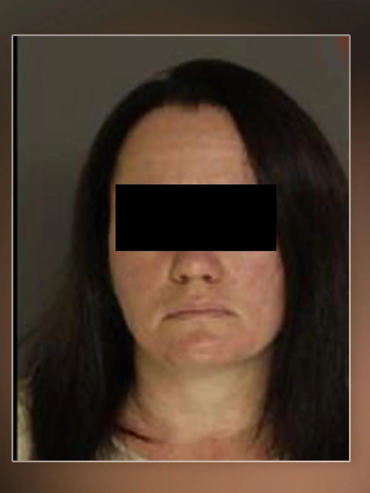 Mugshot einer Frau mit braunem Haar