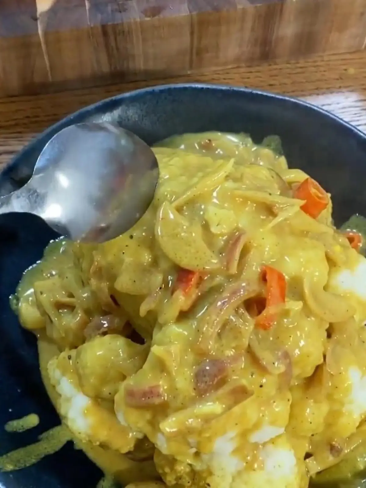 Profikoch Steffen Hensslers veganes Rezept für Curry-Blumenkohl wird am Stück in cremiger Kokosmilch gegart, macht deshalb kaum Arbeit und schmeckt trotzdem einfach fantastisch. Die Anleitung sehen Sie im Video!