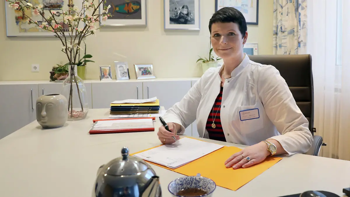 ARCHIV - 27.01.2021, Mecklenburg-Vorpommern, Heiligendamm: Jördis Frommhold, Chefärztin der Median Klinik, in ihrem Büro. Die verschiedenen Krankheitsbilder nach einer eigentlich überstandenen Covid-19-Erkrankung sind noch weitgehend unerforscht. (Zu: dpa «Neuer Ärzteverband will Long-Covid-Forschung vorantreiben») Foto: Bernd Wüstneck/dpa-Zentralbild/dpa +++ dpa-Bildfunk +++