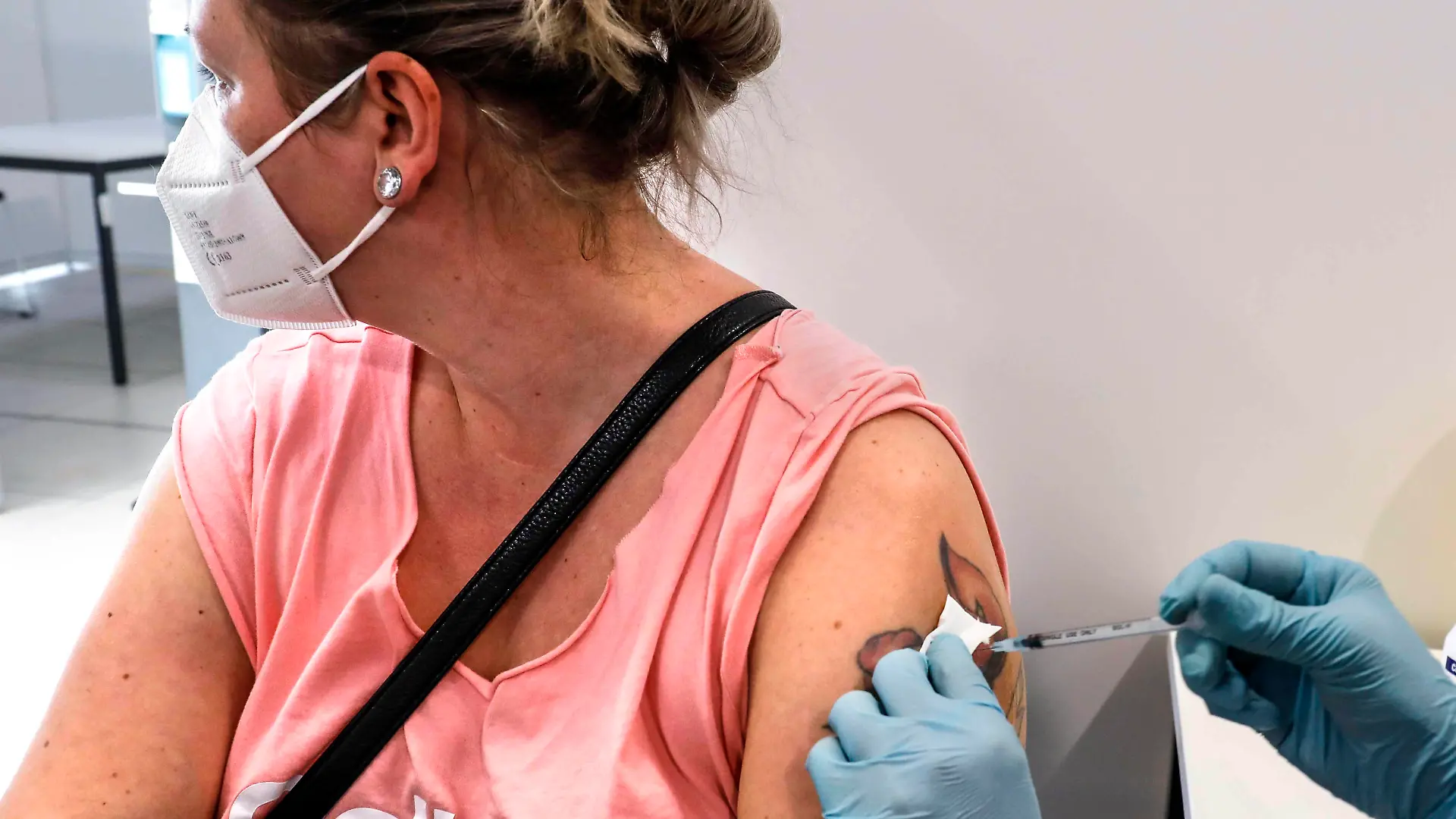 Impfungen Schoenefeld, 03.12.2021 - Eine Frau erhaelt eine Booster Impfung von Moderna gegen Covid 19 im Impfzentrum Schoenefeld. Schoenefeld Brandenburg *** Vaccinations Schoenefeld, 03 12 2021 A woman receives a booster vaccination from Moderna against Covid 19 at the Impfzentrum Schoenefeld Schoenefeld Brandenburg