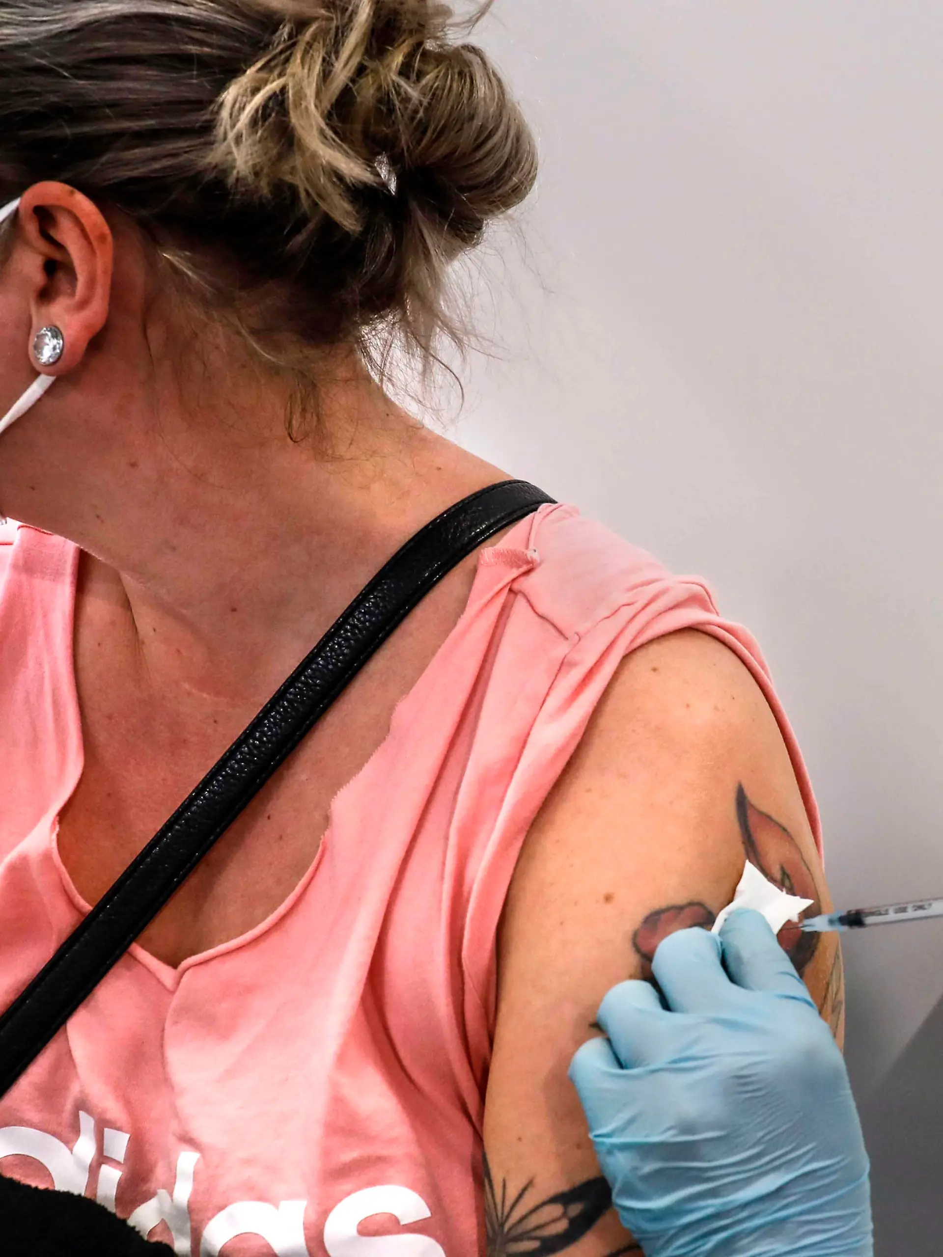 Impfungen Schoenefeld, 03.12.2021 - Eine Frau erhaelt eine Booster Impfung von Moderna gegen Covid 19 im Impfzentrum Schoenefeld. Schoenefeld Brandenburg *** Vaccinations Schoenefeld, 03 12 2021 A woman receives a booster vaccination from Moderna against Covid 19 at the Impfzentrum Schoenefeld Schoenefeld Brandenburg 