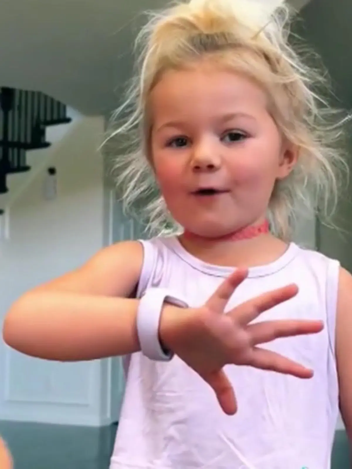 Diese Kids gehorchen auf Klick! Über eine Handy-App kann eine Zweifachmutter die Armbänder ihrer Kinder anfunken und ihnen signalisieren, dass sie zu ihr kommen sollen. "Die trainiert ihre Kinder wie Hunde" sagen kritische Stimmen. Ein Unding oder sogar pädagogisch wertvoll?