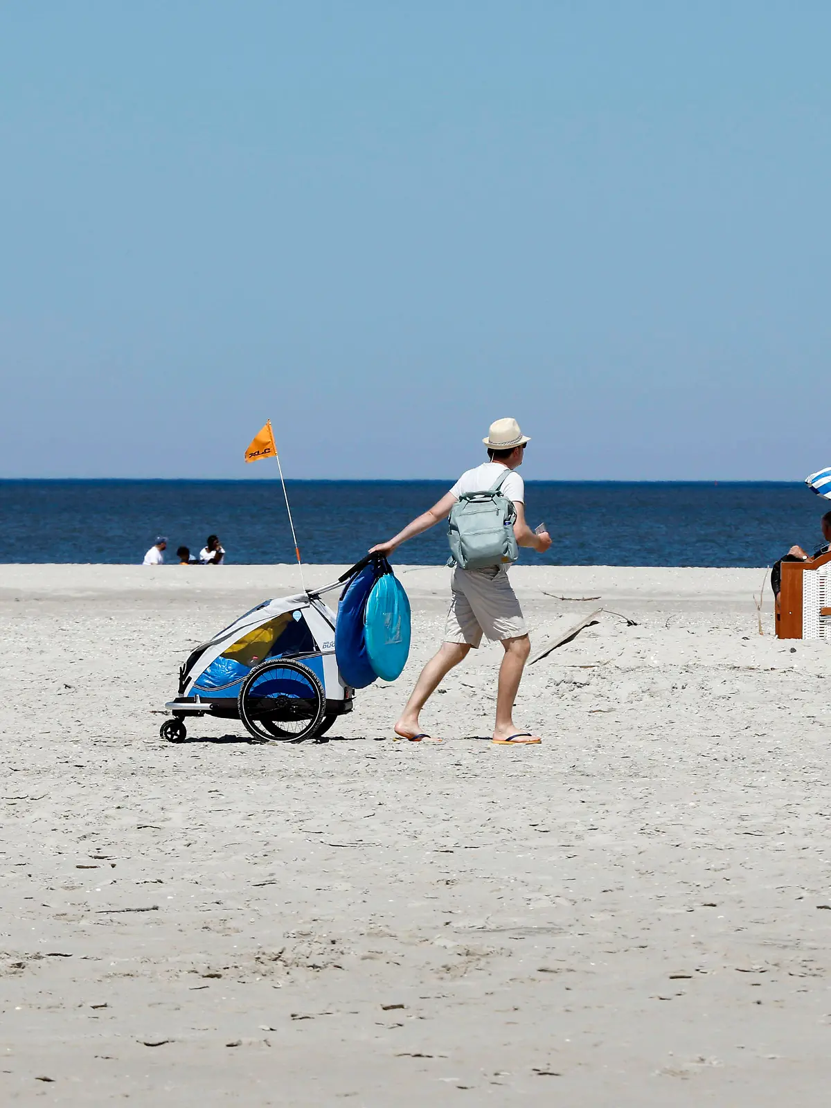  Amrum - Erste Touristen nach Corona Lockerungen wieder da Urlauber gehen zum Strand auf der Insel Amrum. In Schleswig-Holstein sind zahlreiche Lockerungen in der Coronakrise in Kraft getreten. Nachdem Ende des Lockdown duerfen Urlauber wieder auf die nordfriesischen Inseln reisen. Norddorf / Amrum Schleswig-Holstein Deutschland *** Amrum First tourists after Corona Loosening up again Holidaymakers go to the beach on the island of Amrum In Schleswig Holstein, numerous loosening up measures have come into effect in the Corona crisis After the end of the lockdown, holidaymakers are allowed to travel to the North Frisian islands again Norddorf Amrum Schleswig Holstein Germany