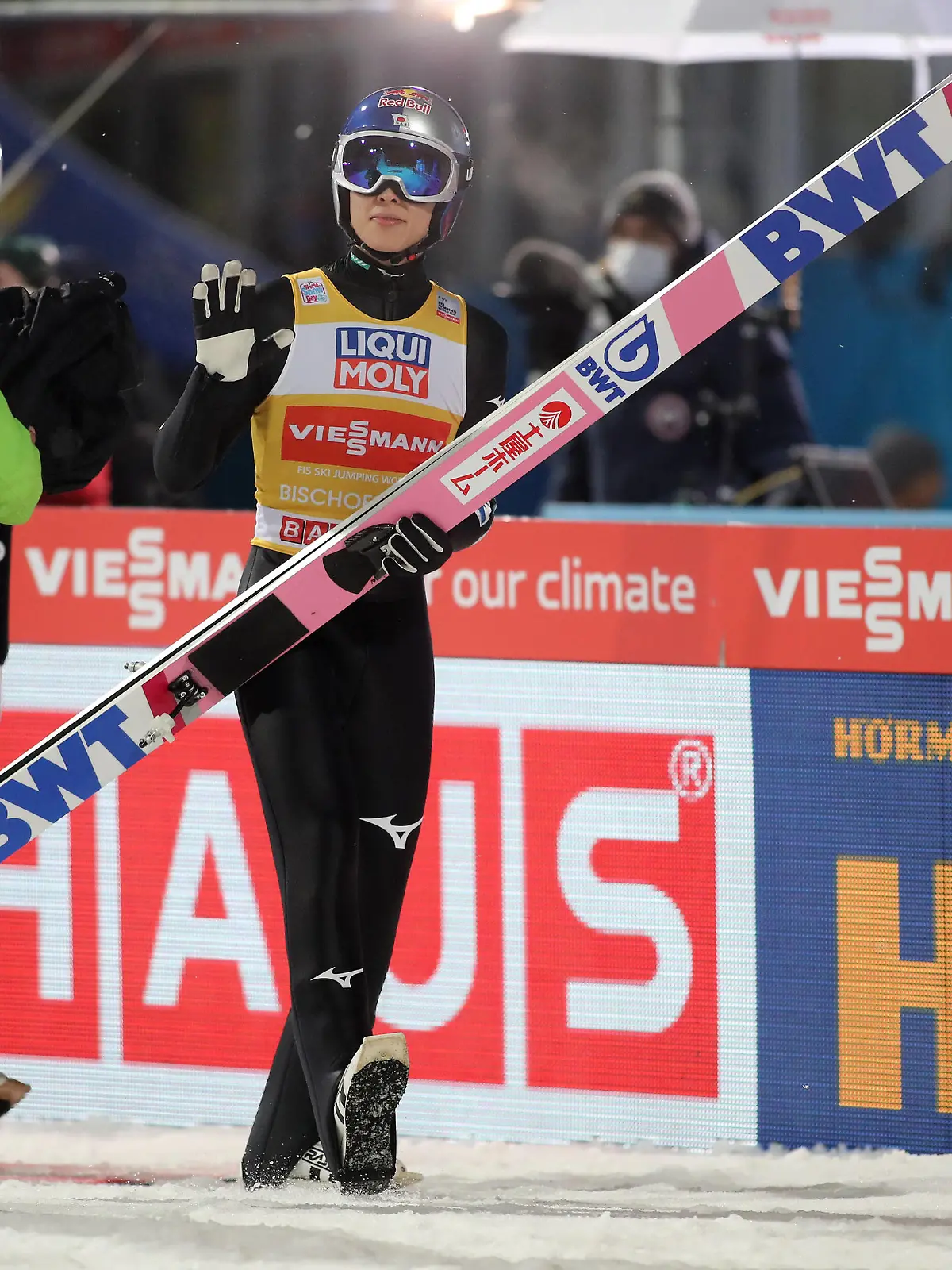  Bischofshofen, Österreich, 06. Januar 2022: 70.internationale Vierschanzentournee, Skispringen, Herren, Weltcup, Bischofshofen, Paul-Außerleitner Schanze Ryoyu Kobayashi JPN im Auslauf, 1. Durchgang *** Bischofshofen, Austria, 06 January 2022 70 international Four Hills Tournament, ski jumping, men, World Cup, Bischofshofen, Paul Außerleitner hill Ryoyu Kobayashi JPN in run out, 1 run.