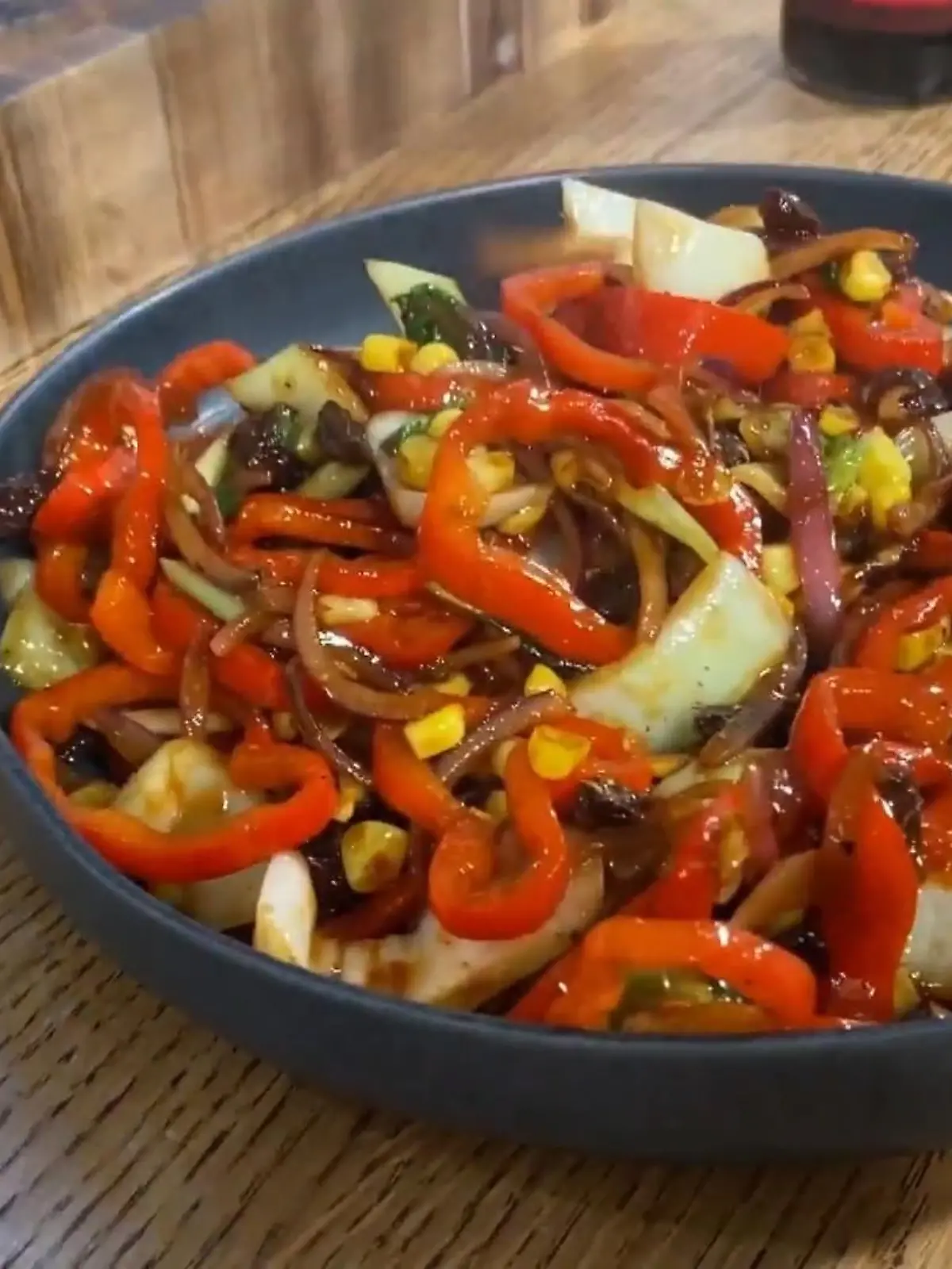 Bild zu: "Knackiges Wok-Gemüse mit Spezialzutat"