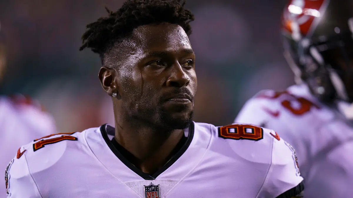  October 14, 2021: Tampa Bay Buccaneers wide receiver Antonio Brown 81 looks on prior to the NFL, American Football Herren, USA game between the Tampa Bay Buccaneers and the Philadelphia Eagles at Lincoln Financial Field in Philadelphia, Pennsylvania. Christopher Szagola/CSM Philadelphia USA - ZUMAcs7_ 20211014_zaf_cs7_082 Copyright: xChrisxSzagolax