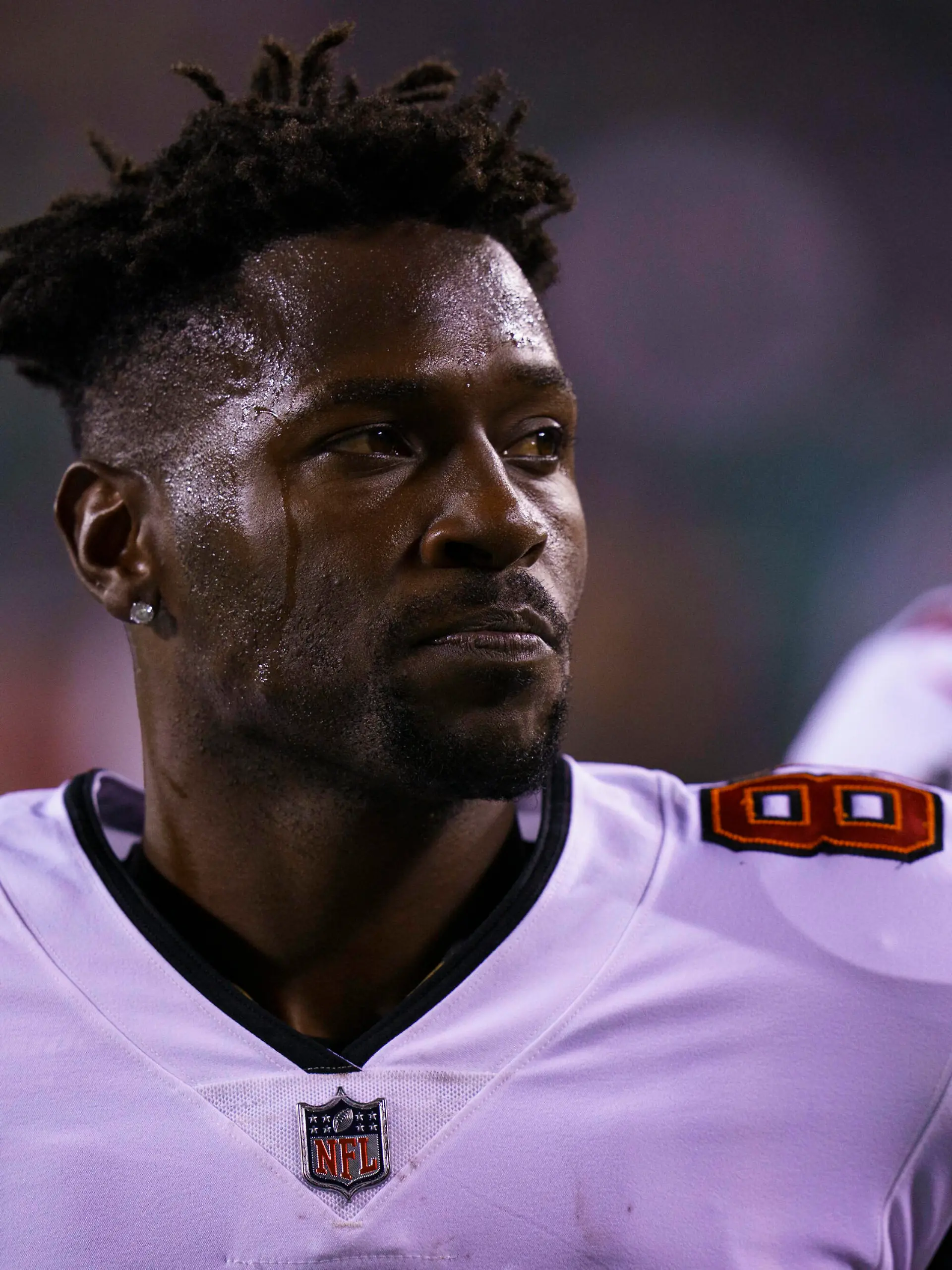  October 14, 2021: Tampa Bay Buccaneers wide receiver Antonio Brown 81 looks on prior to the NFL, American Football Herren, USA game between the Tampa Bay Buccaneers and the Philadelphia Eagles at Lincoln Financial Field in Philadelphia, Pennsylvania. Christopher Szagola/CSM Philadelphia USA - ZUMAcs7_ 20211014_zaf_cs7_082 Copyright: xChrisxSzagolax