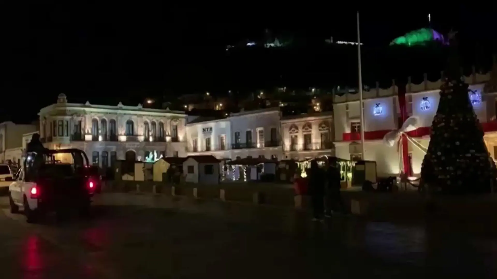 Angestrahltes Regierungsgebäude in Mexiko