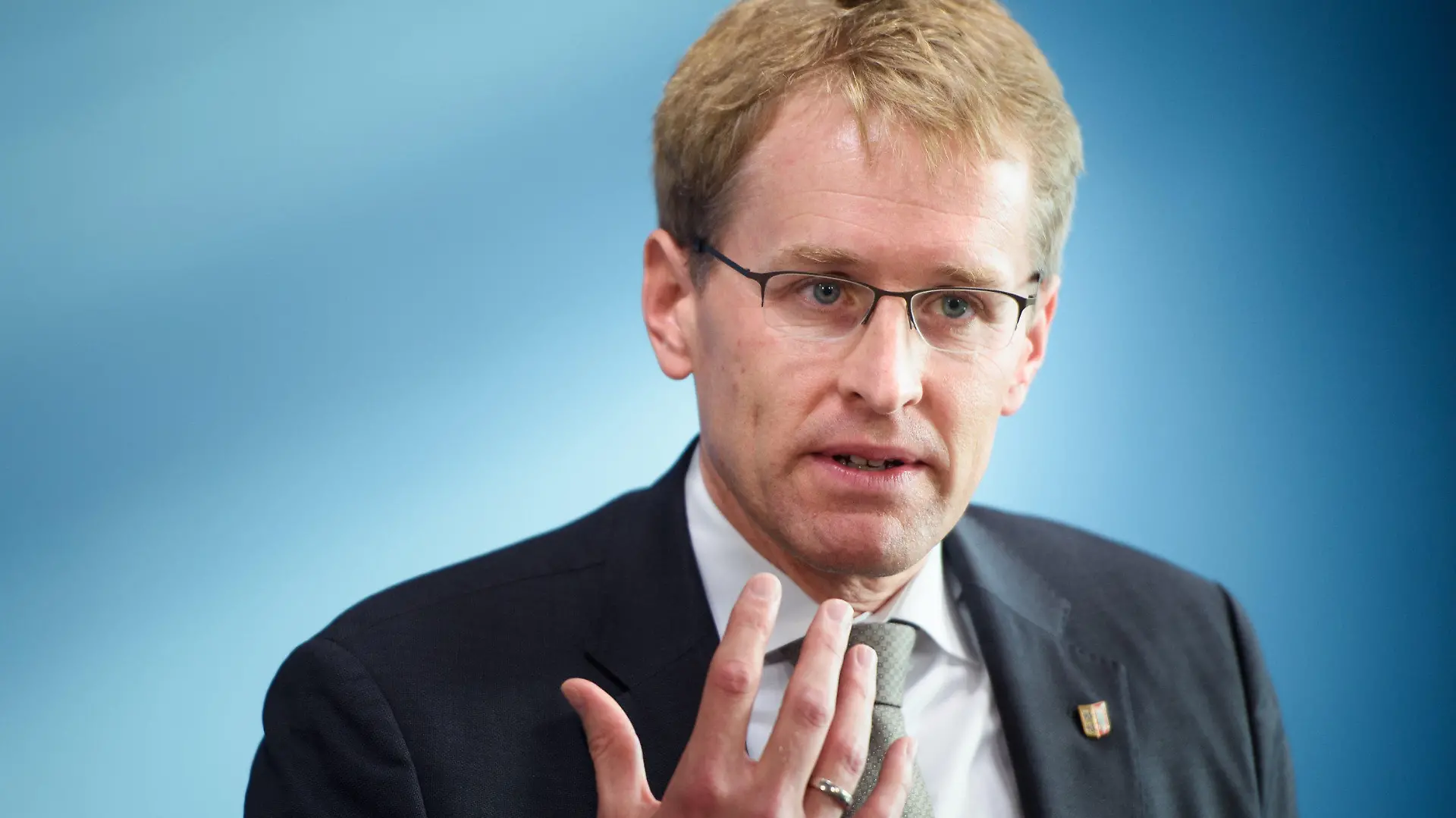 ARCHIV - 07.10.2020, Schleswig-Holstein, Kiel: Daniel Günther (CDU), Ministerpräsident von Schleswig-Holstein, nimmt an einer Pressekonferenz im Landeshaus Kiel teil. (zu dpa "Günther kritisiert Merz nach Parteitag wegen Kabinettsvorstoß") Foto: Gregor Fischer/dpa +++ dpa-Bildfunk +++