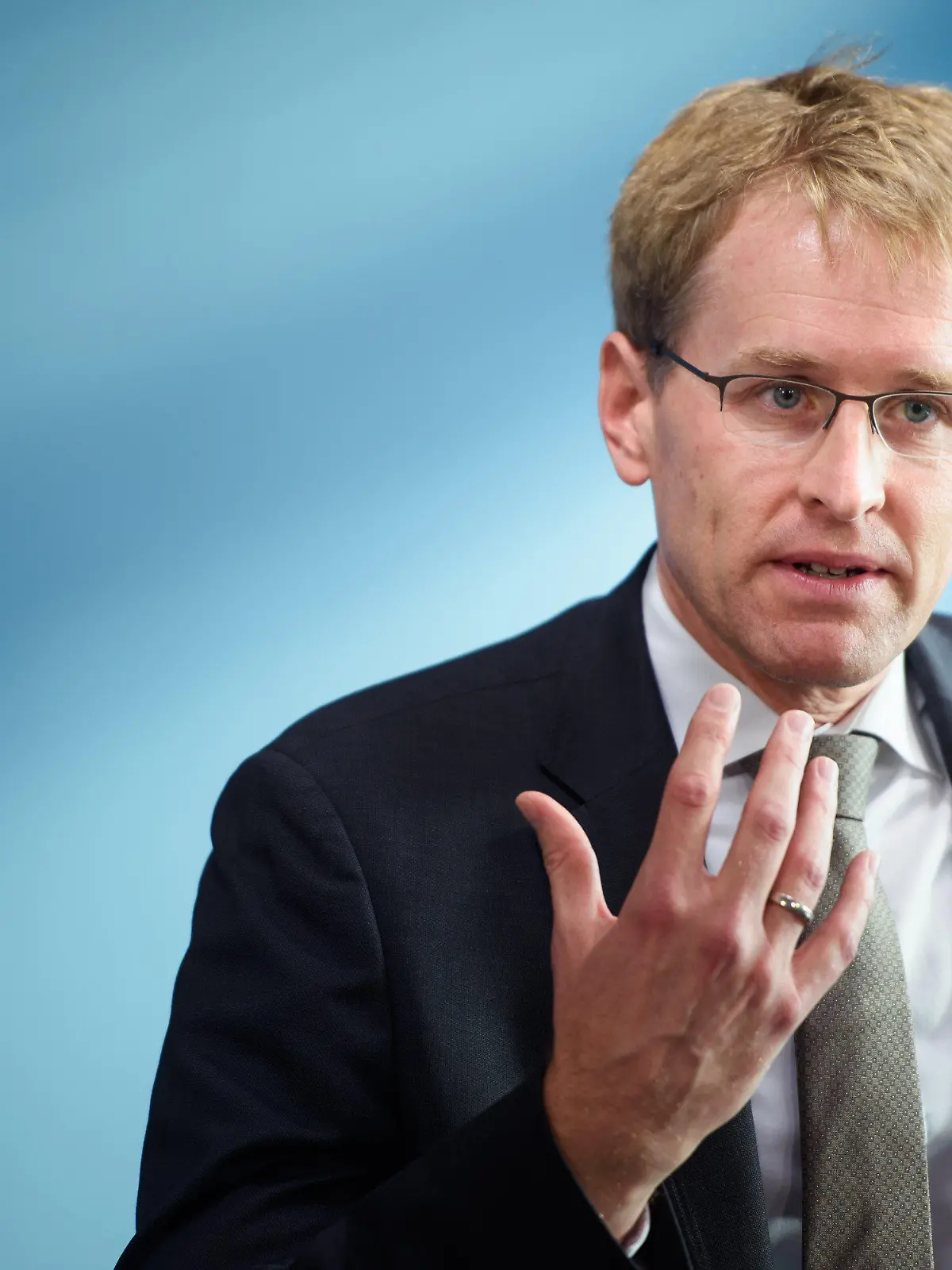 ARCHIV - 07.10.2020, Schleswig-Holstein, Kiel: Daniel Günther (CDU), Ministerpräsident von Schleswig-Holstein, nimmt an einer Pressekonferenz im Landeshaus Kiel teil. (zu dpa "Günther kritisiert Merz nach Parteitag wegen Kabinettsvorstoß") Foto: Gregor Fischer/dpa +++ dpa-Bildfunk +++
