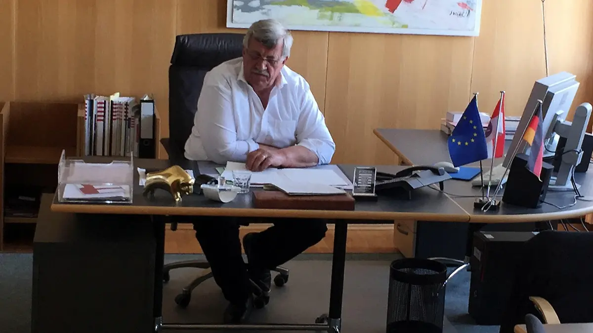 HANDOUT - 11.05.2016, Hessen, Kassel: Der damalige Kasseler Regierungspräsident Walter Lübcke sitzt an seinem Schreibtisch. In der Nacht zum 2. Juni 2019 wurde Lübcke ermordet. Das Regierungspräsidium Kassel überlässt dem Bonner Haus der Geschichte Einrichtungsgegenstände aus dem Büro Lübckes.     (zu dpa «Schreibtisch des ermordeten Walter Lübcke im Haus der Geschichte») Foto: Hermann-Josef Klüber/Regierungspräsidium Kassel/dpa - ACHTUNG: Nur zur redaktionellen Verwendung im Zusammenhang mit der aktuellen Berichterstattung und nur mit vollständiger Nennung des vorstehenden Credits +++ dpa-Bildfunk +++