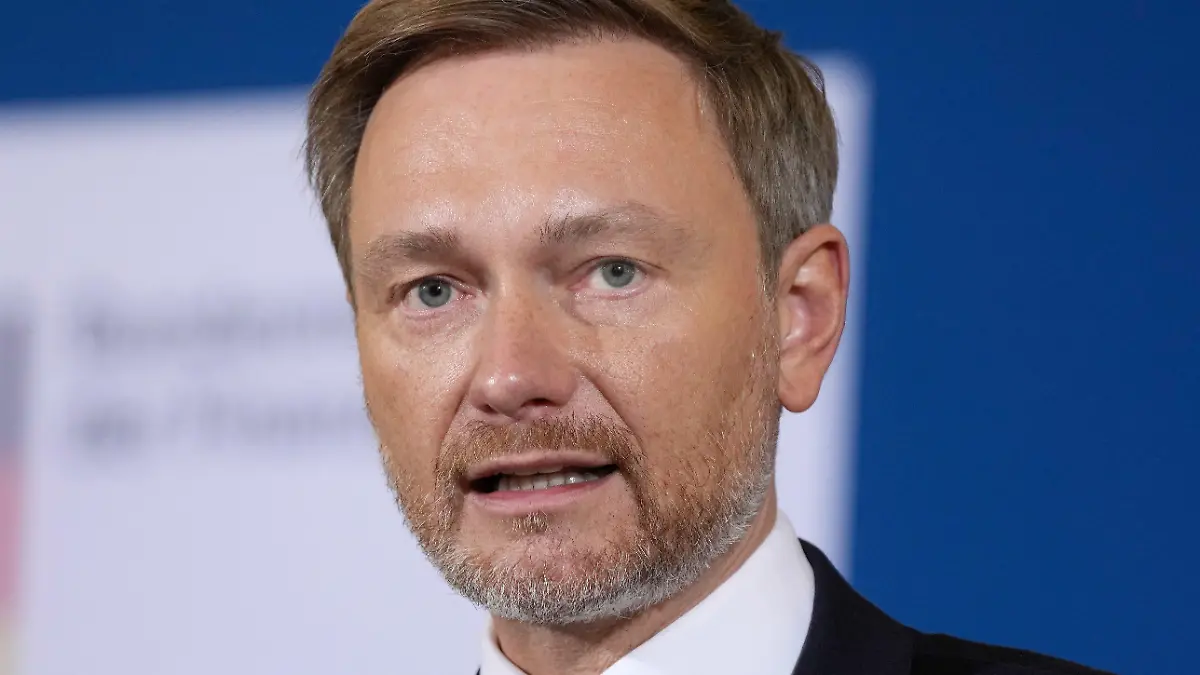 10.12.2021, Berlin: Bundesfinanzminister Christian Lindner (FDP) gibt eine Pressekonferenz. Lindner strebt eine weitere Amtszeit als FDP-Vorsitzender an. (zu dpa: «Lindner steht für weitere Amtszeit als FDP-Chef bereit») Foto: Michael Sohn/POOL AP/dpa +++ dpa-Bildfunk +++