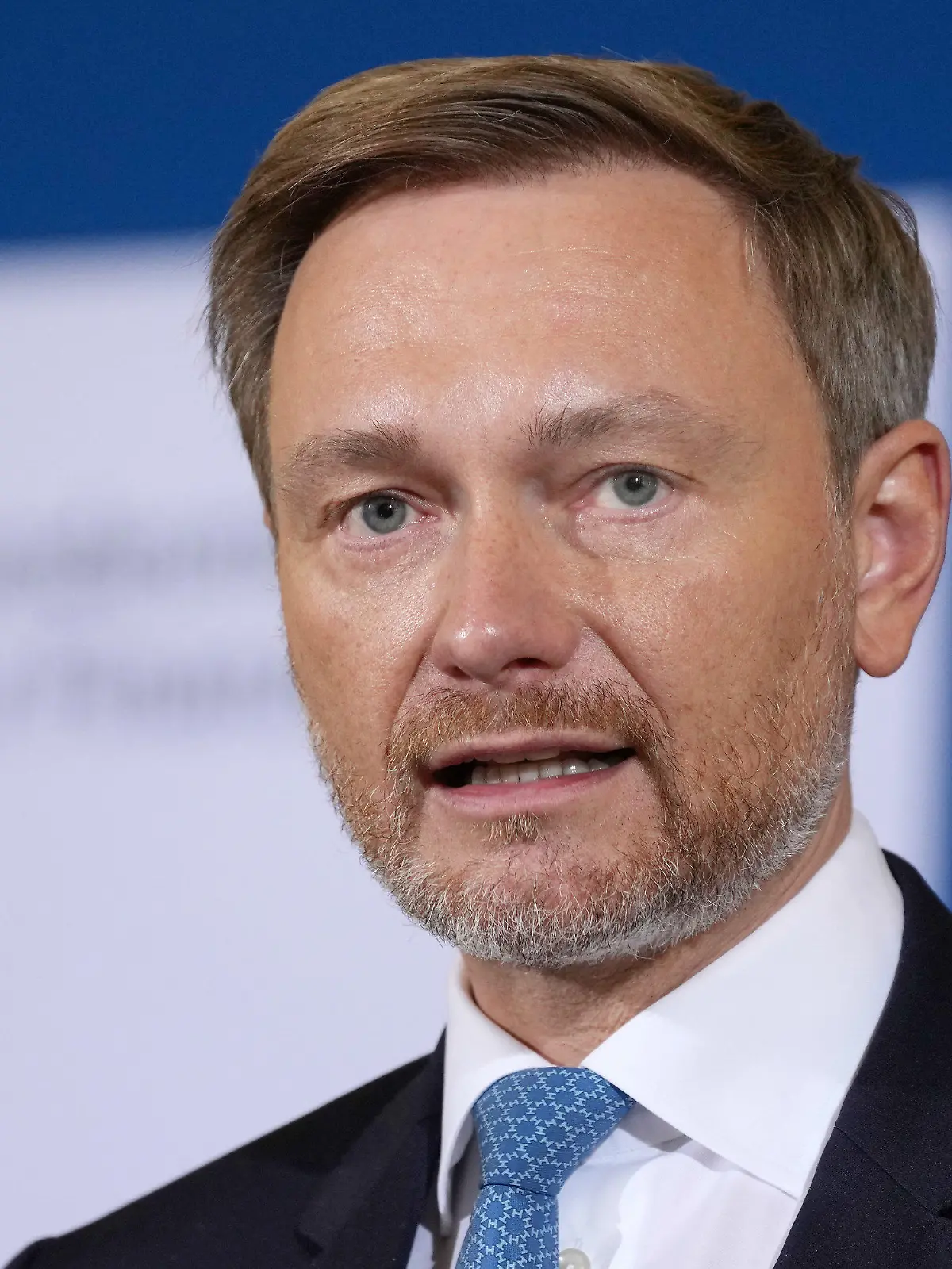 10.12.2021, Berlin: Bundesfinanzminister Christian Lindner (FDP) gibt eine Pressekonferenz. Lindner strebt eine weitere Amtszeit als FDP-Vorsitzender an. (zu dpa: «Lindner steht für weitere Amtszeit als FDP-Chef bereit») Foto: Michael Sohn/POOL AP/dpa +++ dpa-Bildfunk +++